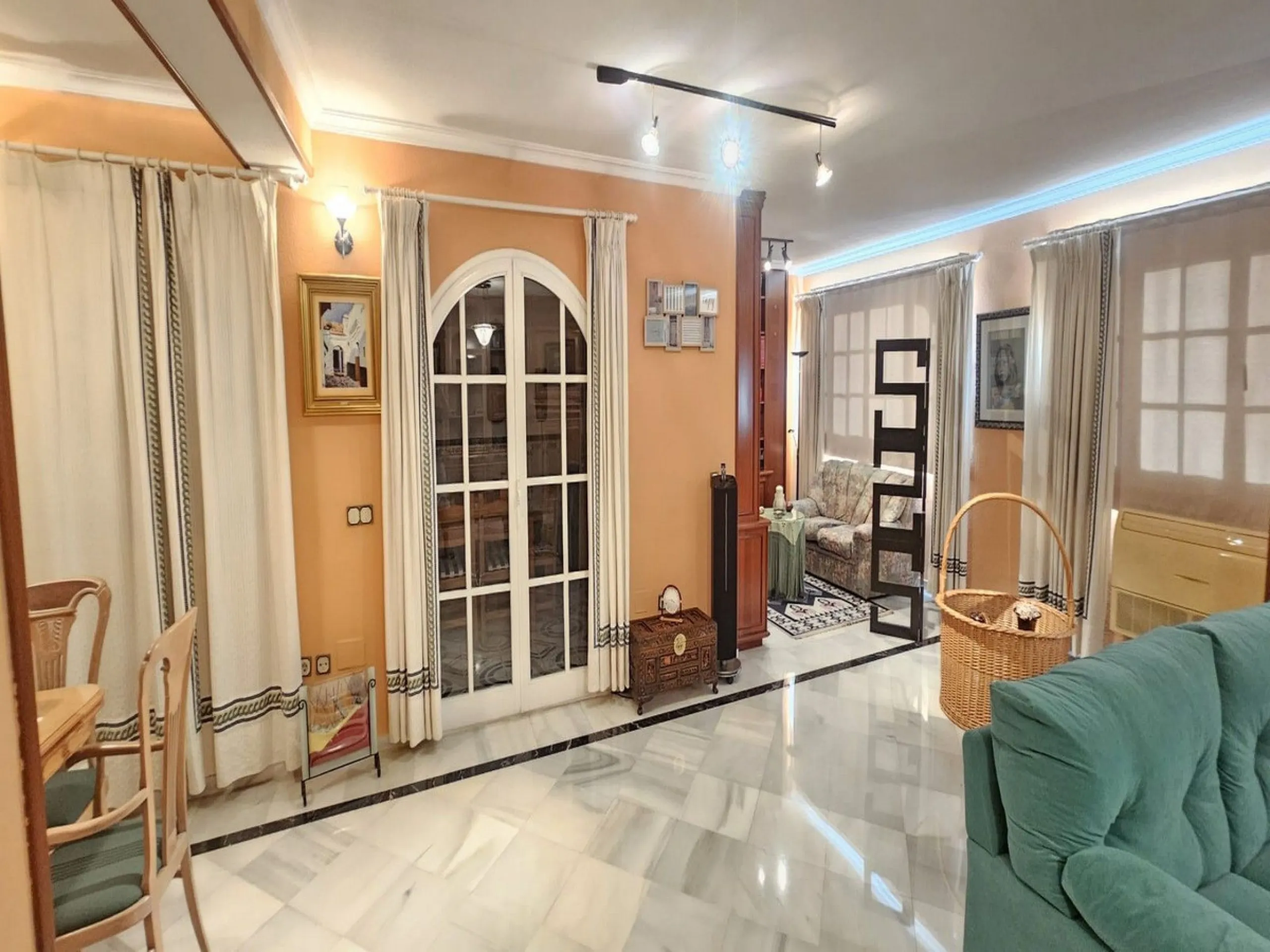 This luxurious duplex penthouse is located in the heart of Fuengirola, just a 10-minute walk from the city center and 400 meters from the beach. Surrounded by essential amenities such as clinics, schools, shopping areas, and public transport, this propert
