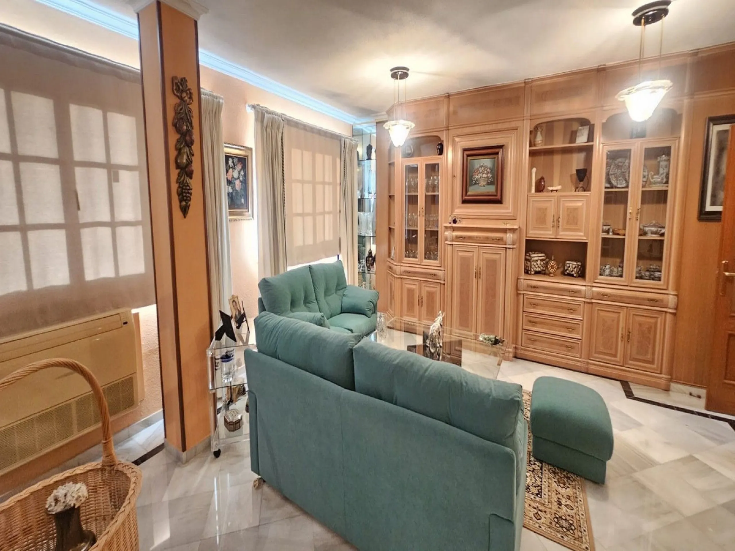 This luxurious duplex penthouse is located in the heart of Fuengirola, just a 10-minute walk from the city center and 400 meters from the beach. Surrounded by essential amenities such as clinics, schools, shopping areas, and public transport, this propert