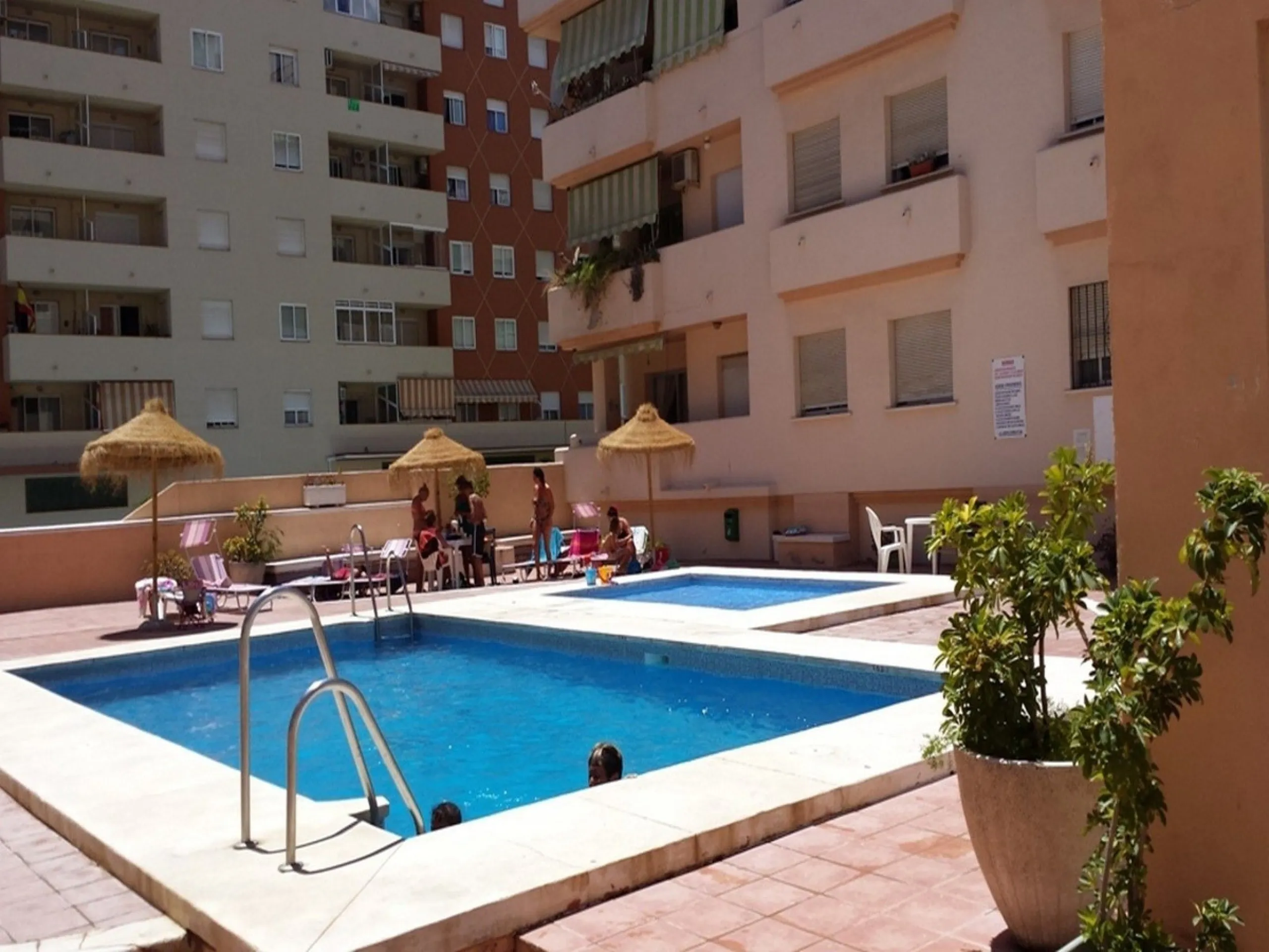This luxurious duplex penthouse is located in the heart of Fuengirola, just a 10-minute walk from the city center and 400 meters from the beach. Surrounded by essential amenities such as clinics, schools, shopping areas, and public transport, this propert