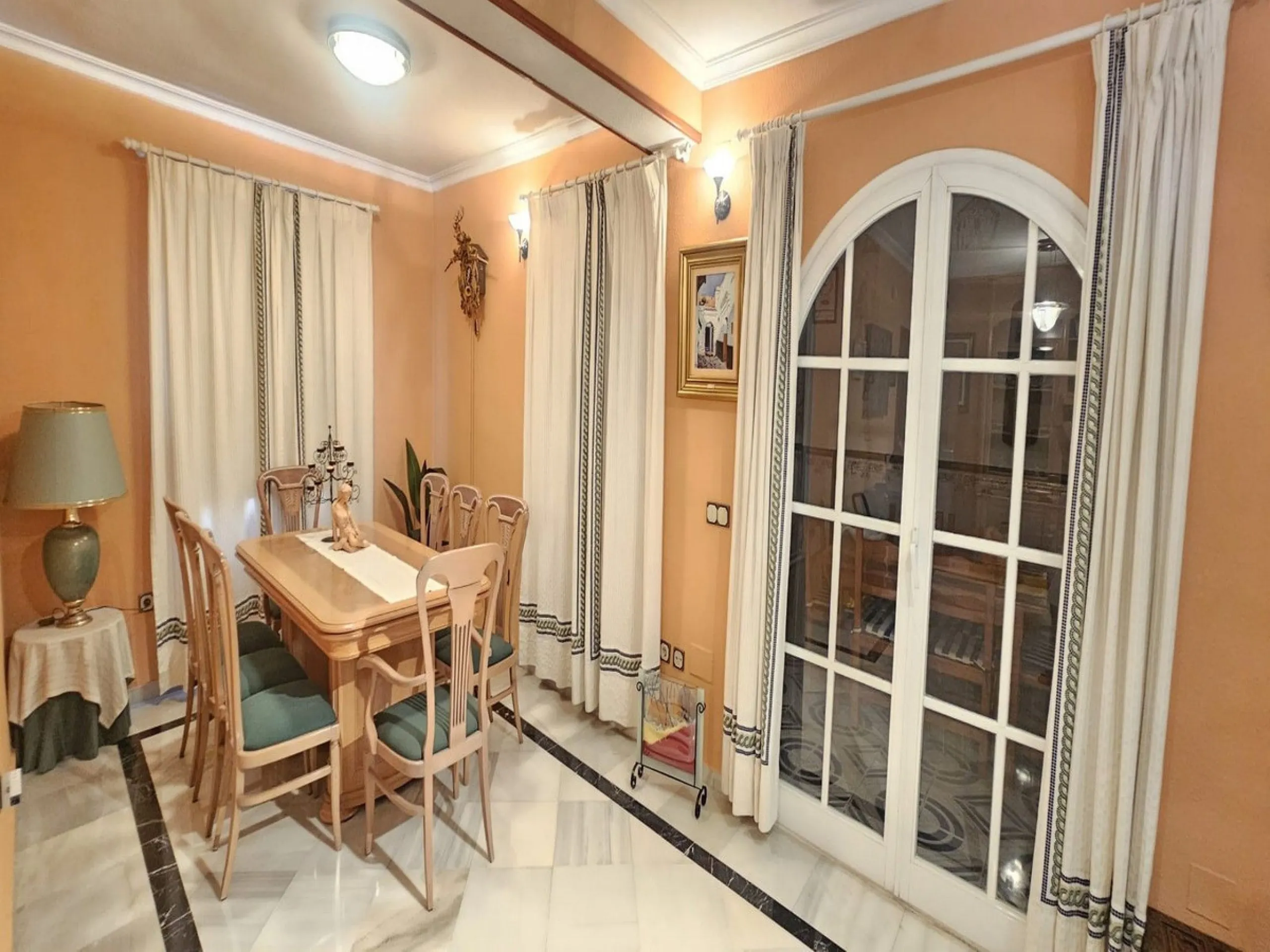 This luxurious duplex penthouse is located in the heart of Fuengirola, just a 10-minute walk from the city center and 400 meters from the beach. Surrounded by essential amenities such as clinics, schools, shopping areas, and public transport, this propert