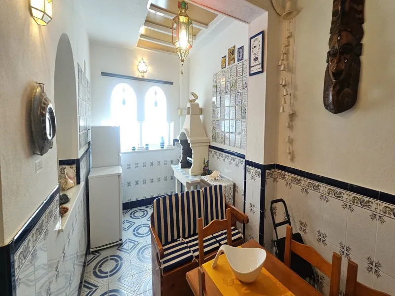 This luxurious duplex penthouse is located in the heart of Fuengirola, just a 10-minute walk from the city center and 400 meters from the beach. Surrounded by essential amenities such as clinics, schools, shopping areas, and public transport, this propert