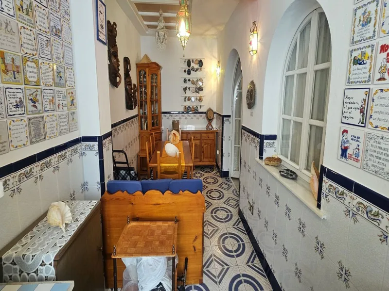 This luxurious duplex penthouse is located in the heart of Fuengirola, just a 10-minute walk from the city center and 400 meters from the beach. Surrounded by essential amenities such as clinics, schools, shopping areas, and public transport, this propert