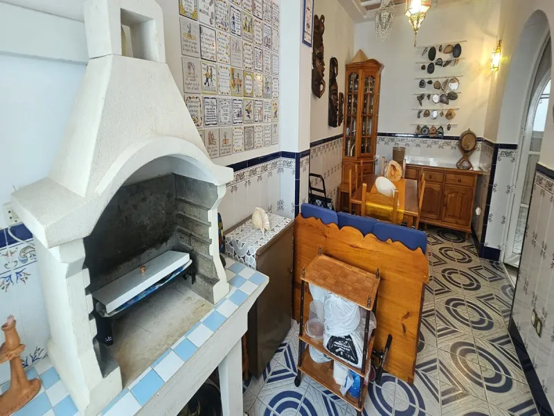 This luxurious duplex penthouse is located in the heart of Fuengirola, just a 10-minute walk from the city center and 400 meters from the beach. Surrounded by essential amenities such as clinics, schools, shopping areas, and public transport, this propert