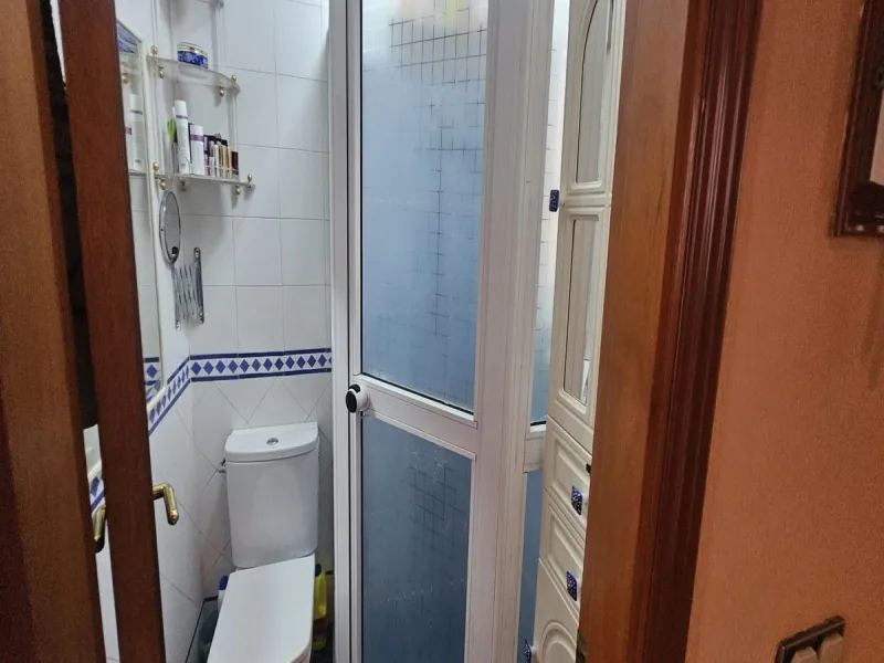 This luxurious duplex penthouse is located in the heart of Fuengirola, just a 10-minute walk from the city center and 400 meters from the beach. Surrounded by essential amenities such as clinics, schools, shopping areas, and public transport, this propert