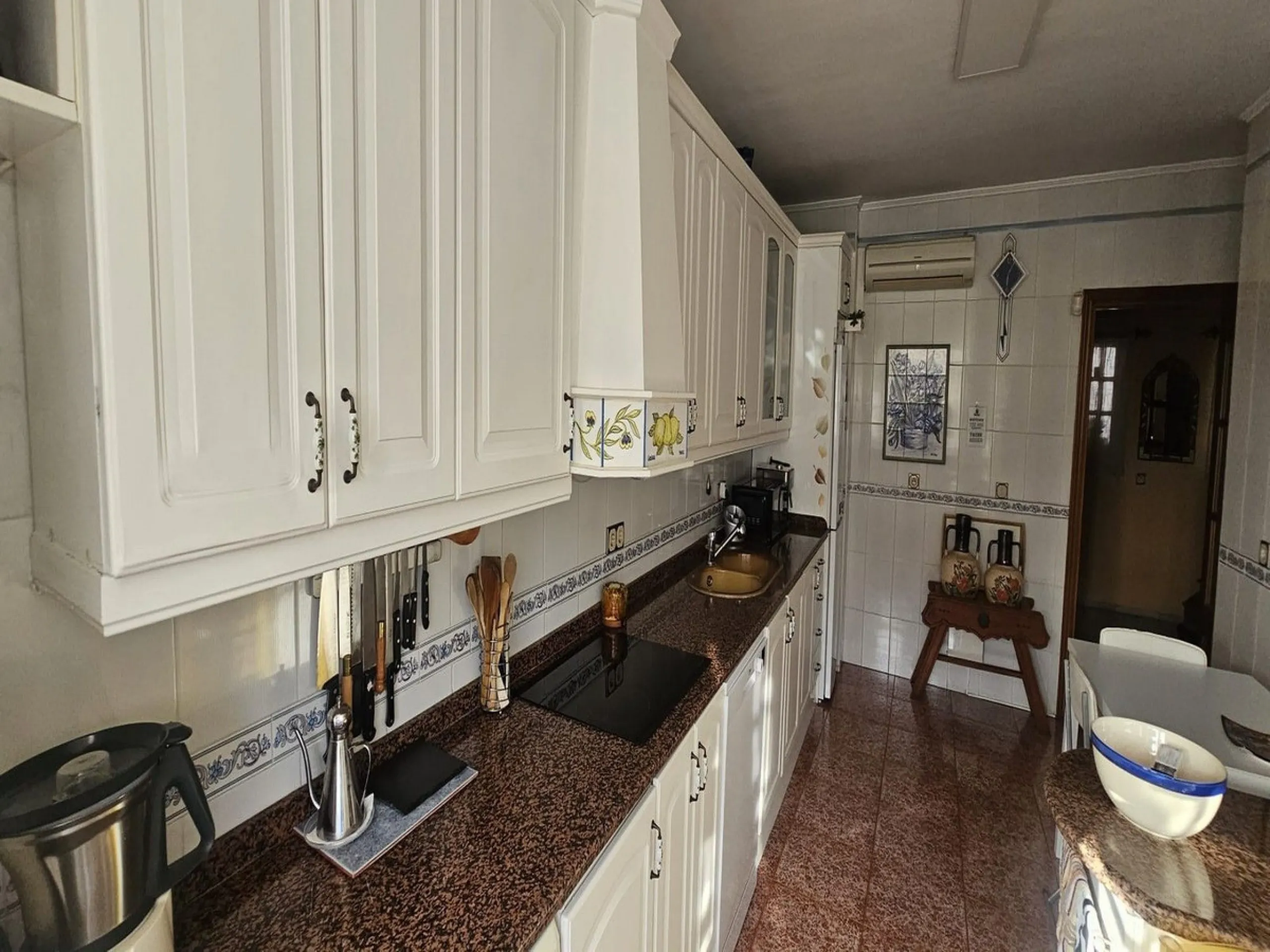 This luxurious duplex penthouse is located in the heart of Fuengirola, just a 10-minute walk from the city center and 400 meters from the beach. Surrounded by essential amenities such as clinics, schools, shopping areas, and public transport, this propert