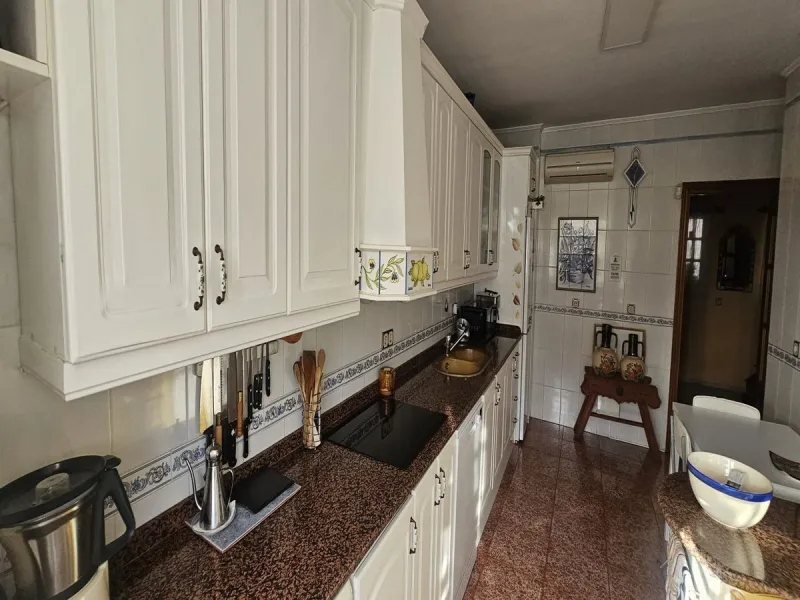 This luxurious duplex penthouse is located in the heart of Fuengirola, just a 10-minute walk from the city center and 400 meters from the beach. Surrounded by essential amenities such as clinics, schools, shopping areas, and public transport, this propert