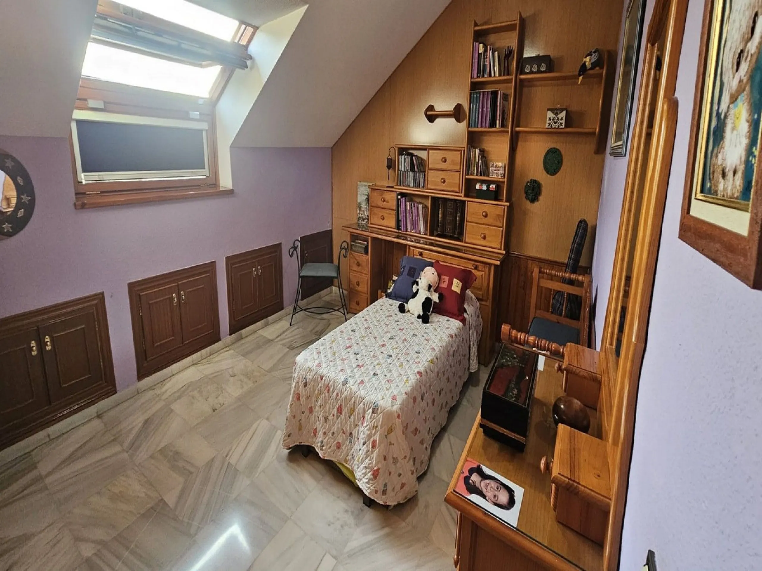 This luxurious duplex penthouse is located in the heart of Fuengirola, just a 10-minute walk from the city center and 400 meters from the beach. Surrounded by essential amenities such as clinics, schools, shopping areas, and public transport, this propert
