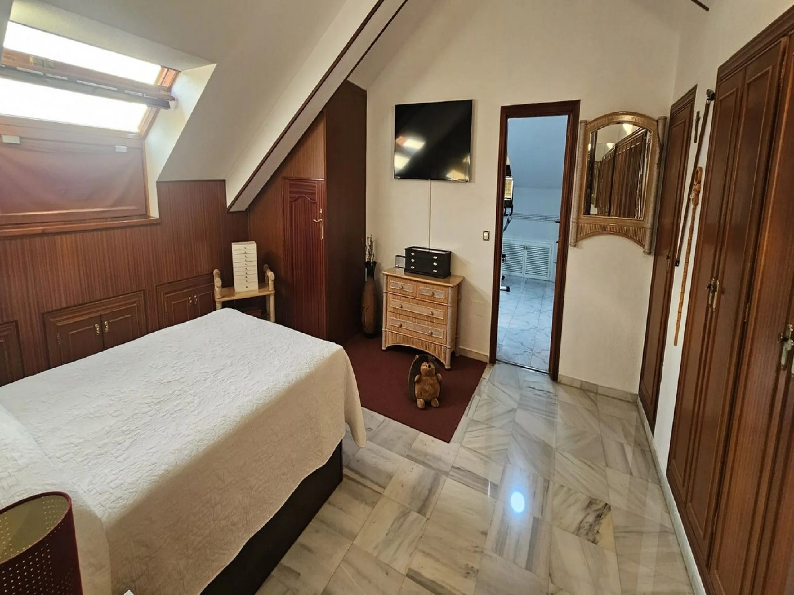This luxurious duplex penthouse is located in the heart of Fuengirola, just a 10-minute walk from the city center and 400 meters from the beach. Surrounded by essential amenities such as clinics, schools, shopping areas, and public transport, this propert
