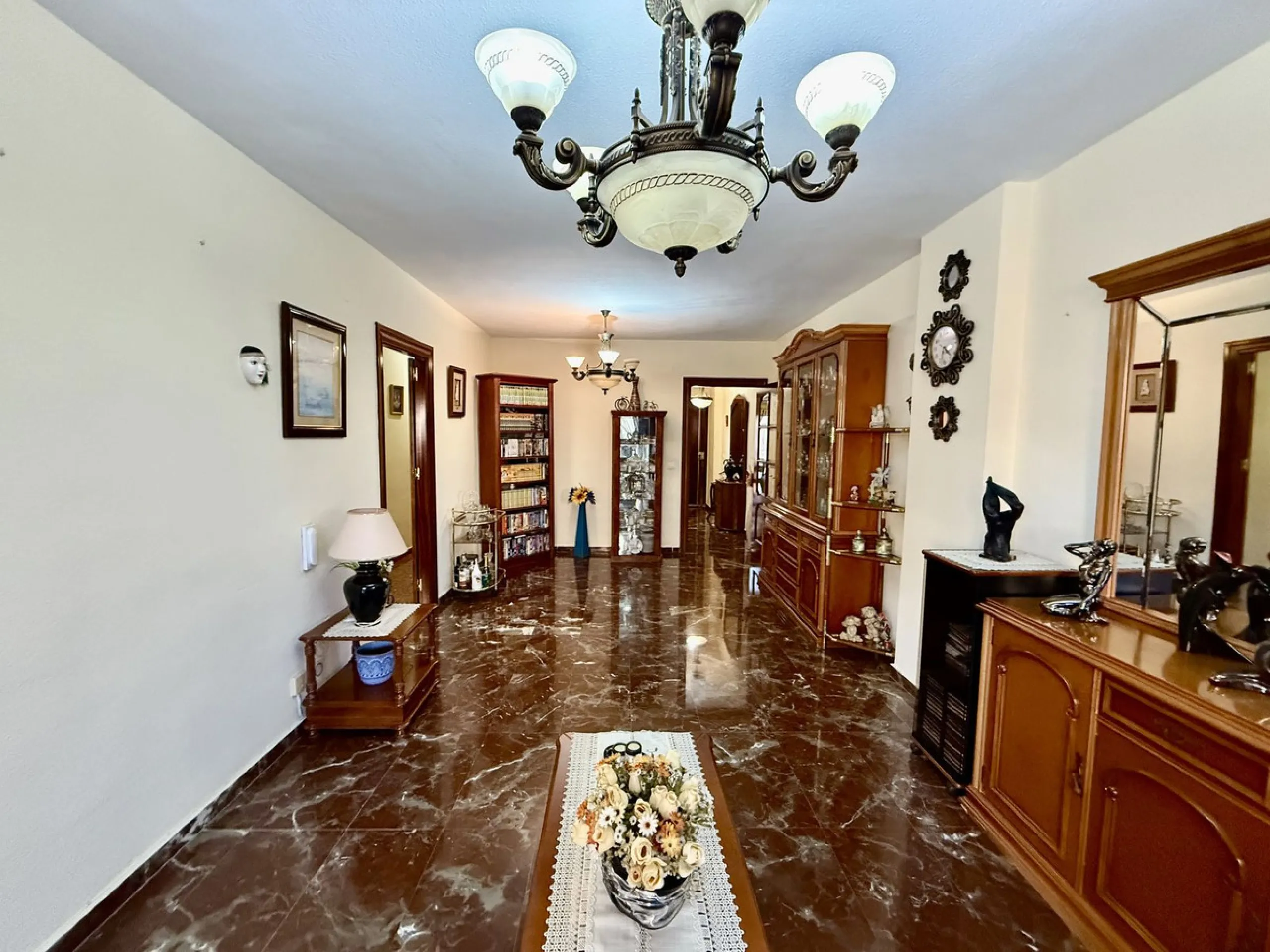 Apartment - Middle Floor Apartment в продаже в Fuengirola, Málaga. В доме 3 спален и 1 ванных комнат. Площадь дома 74 м²
