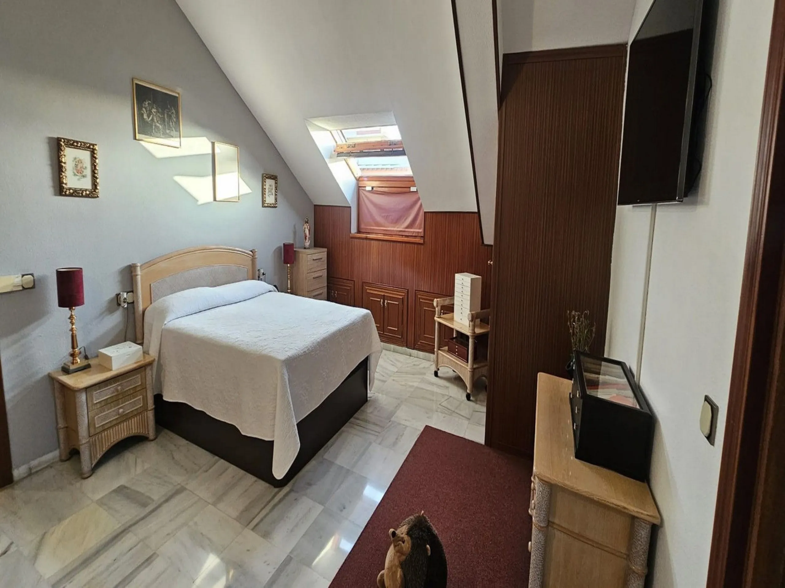This luxurious duplex penthouse is located in the heart of Fuengirola, just a 10-minute walk from the city center and 400 meters from the beach. Surrounded by essential amenities such as clinics, schools, shopping areas, and public transport, this propert