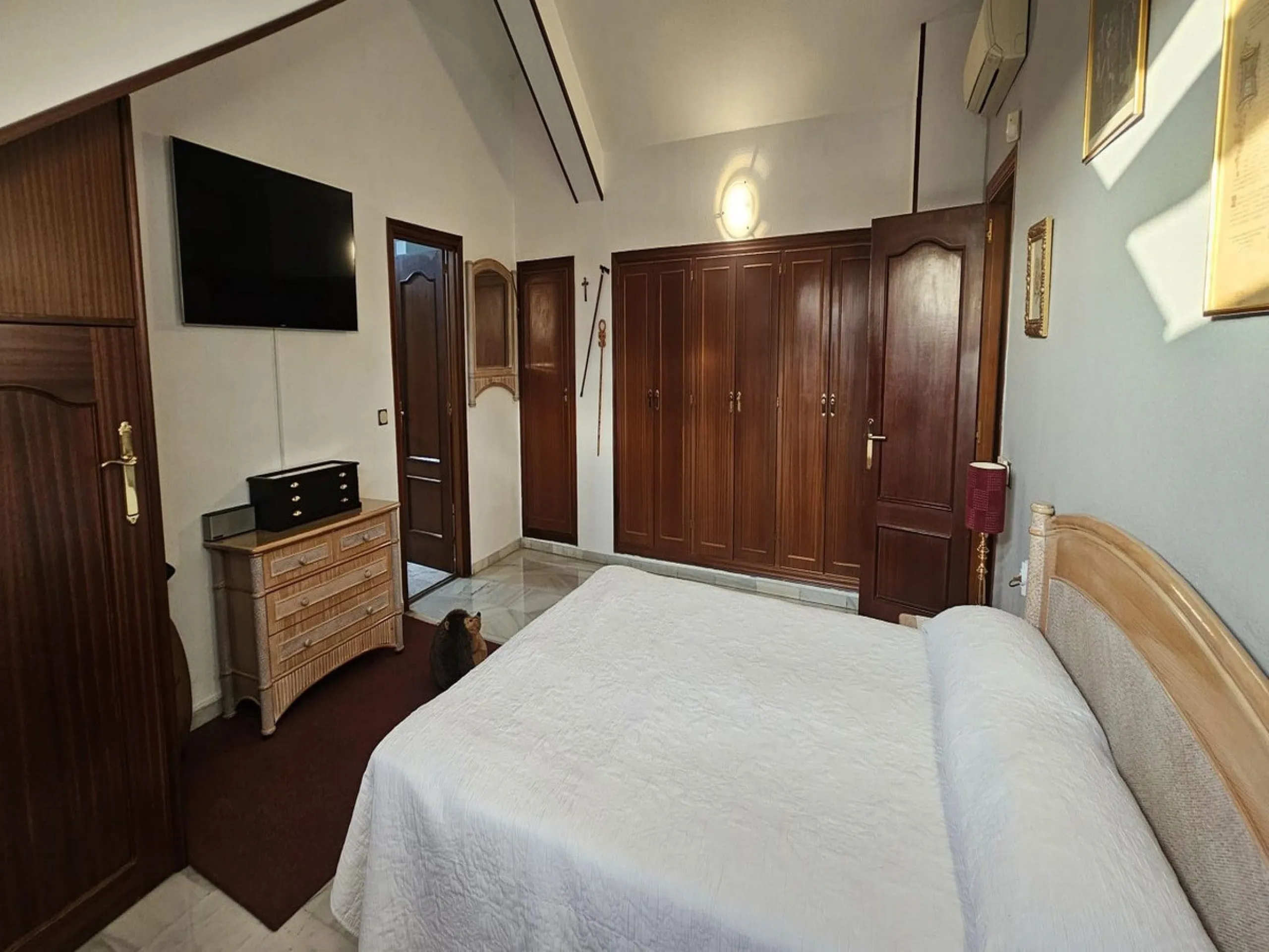 This luxurious duplex penthouse is located in the heart of Fuengirola, just a 10-minute walk from the city center and 400 meters from the beach. Surrounded by essential amenities such as clinics, schools, shopping areas, and public transport, this propert