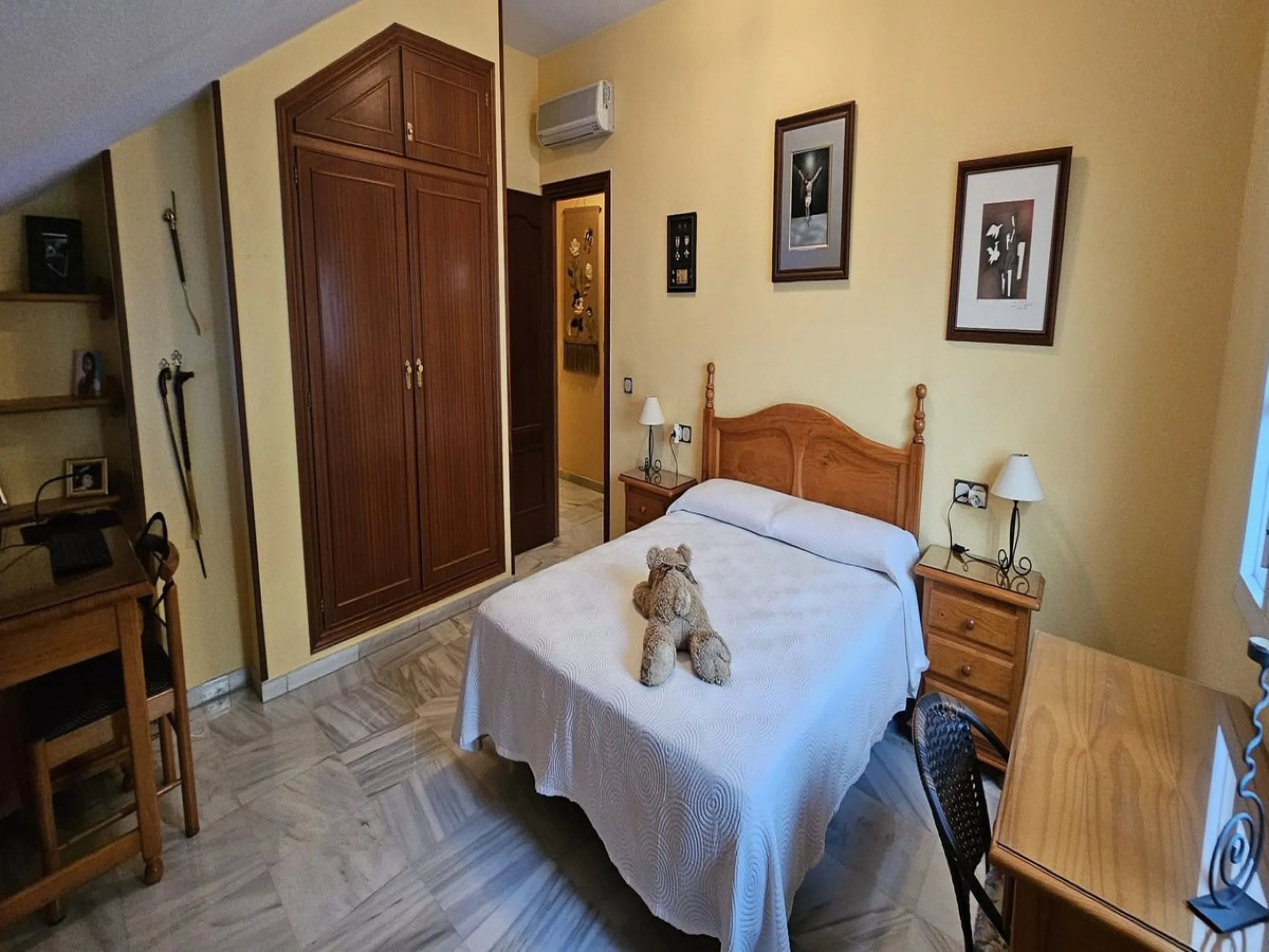 This luxurious duplex penthouse is located in the heart of Fuengirola, just a 10-minute walk from the city center and 400 meters from the beach. Surrounded by essential amenities such as clinics, schools, shopping areas, and public transport, this propert