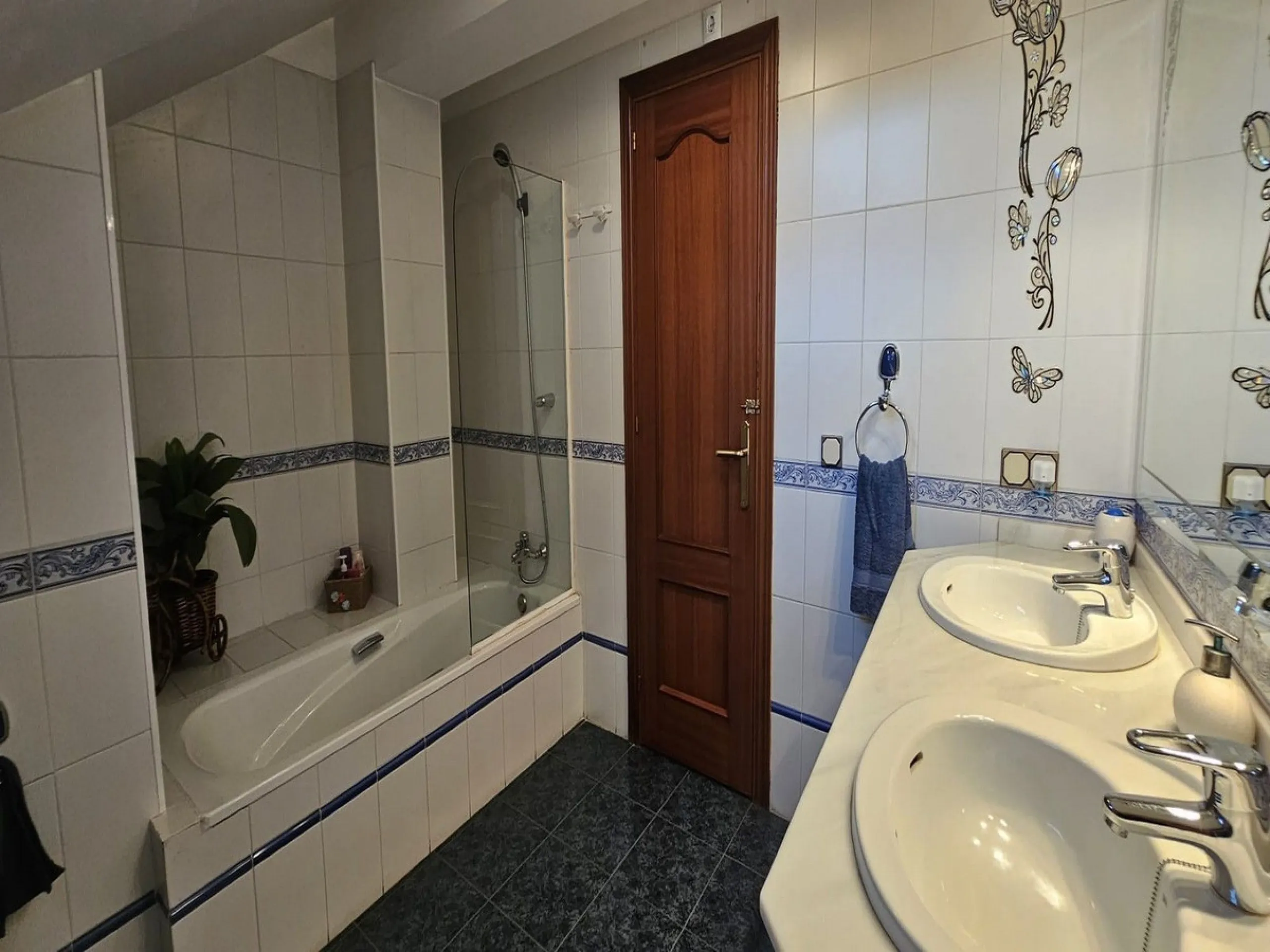 This luxurious duplex penthouse is located in the heart of Fuengirola, just a 10-minute walk from the city center and 400 meters from the beach. Surrounded by essential amenities such as clinics, schools, shopping areas, and public transport, this propert