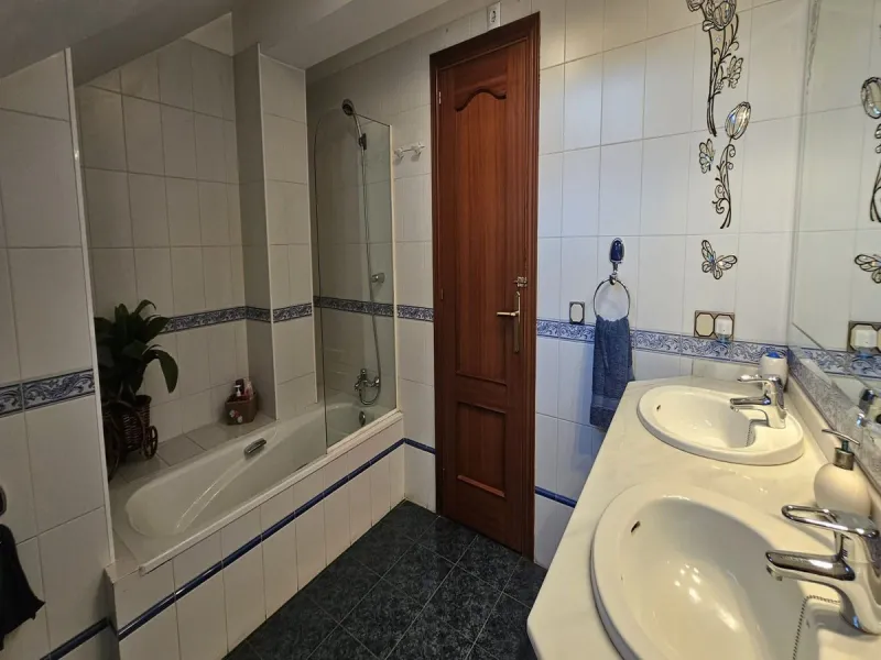 This luxurious duplex penthouse is located in the heart of Fuengirola, just a 10-minute walk from the city center and 400 meters from the beach. Surrounded by essential amenities such as clinics, schools, shopping areas, and public transport, this propert
