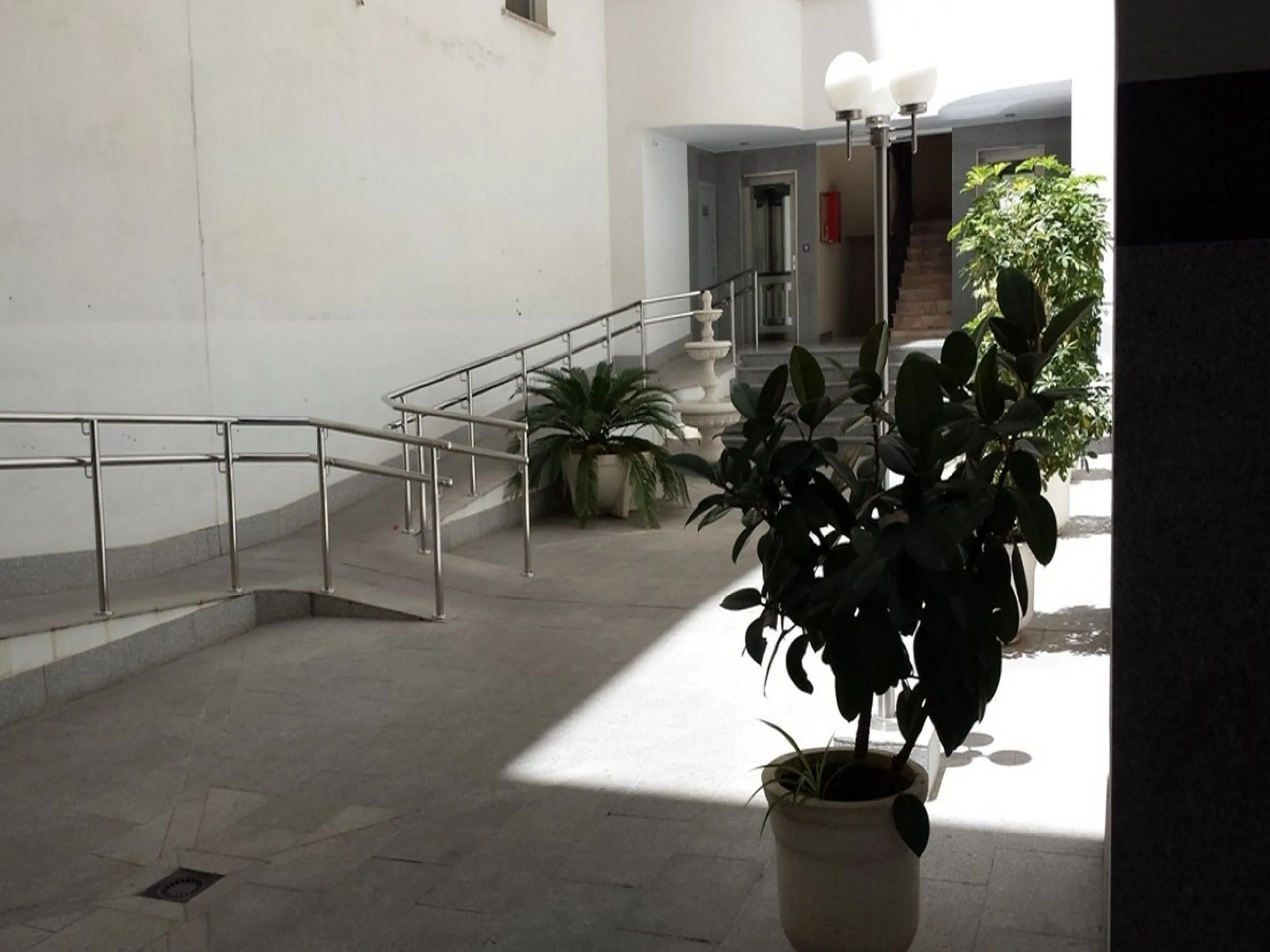 This luxurious duplex penthouse is located in the heart of Fuengirola, just a 10-minute walk from the city center and 400 meters from the beach. Surrounded by essential amenities such as clinics, schools, shopping areas, and public transport, this propert