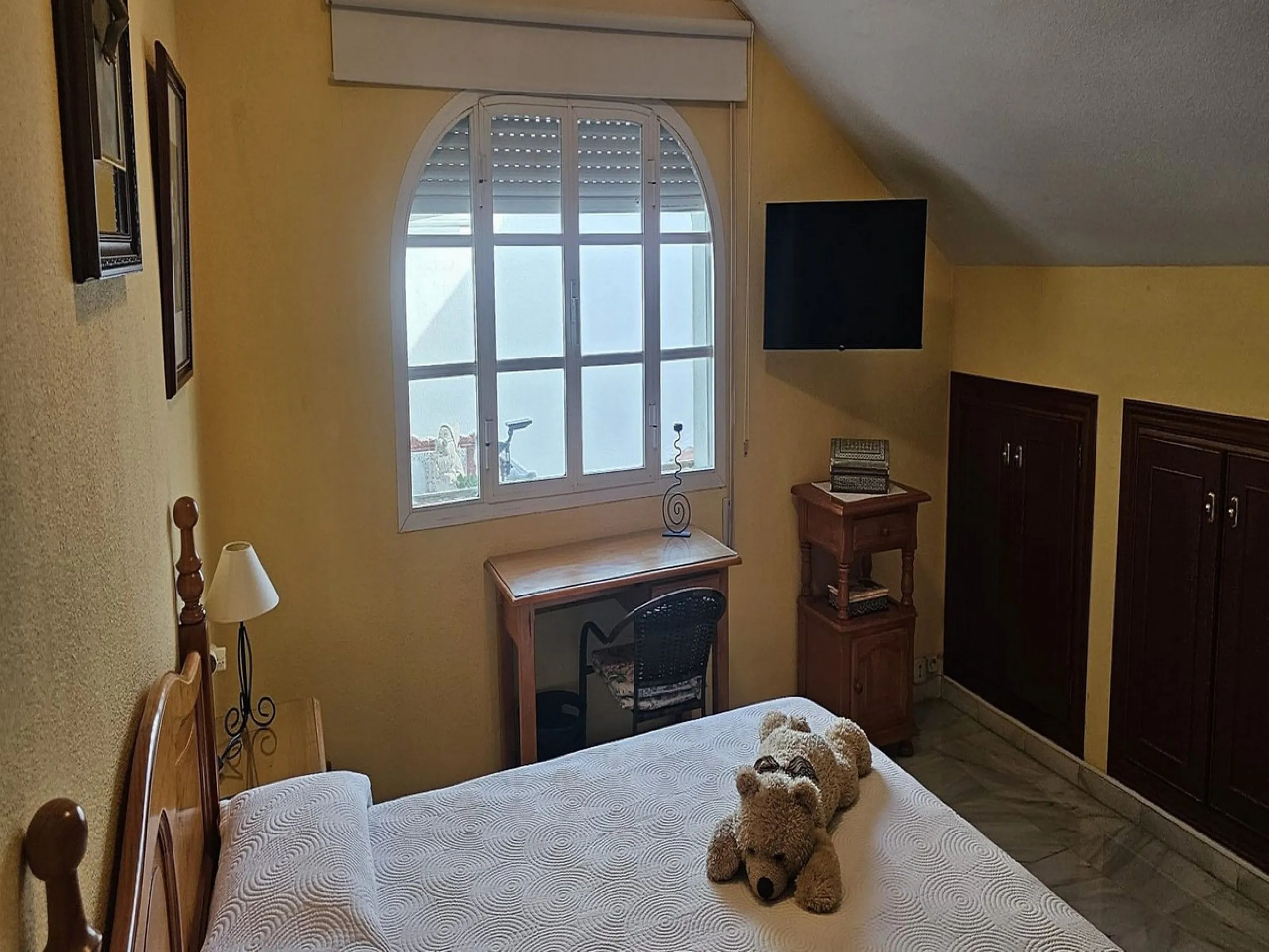 This luxurious duplex penthouse is located in the heart of Fuengirola, just a 10-minute walk from the city center and 400 meters from the beach. Surrounded by essential amenities such as clinics, schools, shopping areas, and public transport, this propert