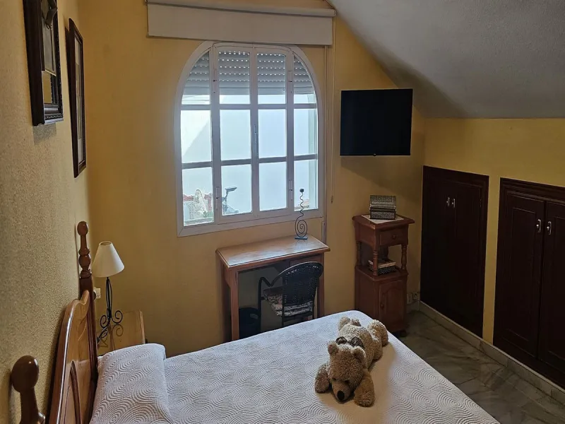 This luxurious duplex penthouse is located in the heart of Fuengirola, just a 10-minute walk from the city center and 400 meters from the beach. Surrounded by essential amenities such as clinics, schools, shopping areas, and public transport, this propert