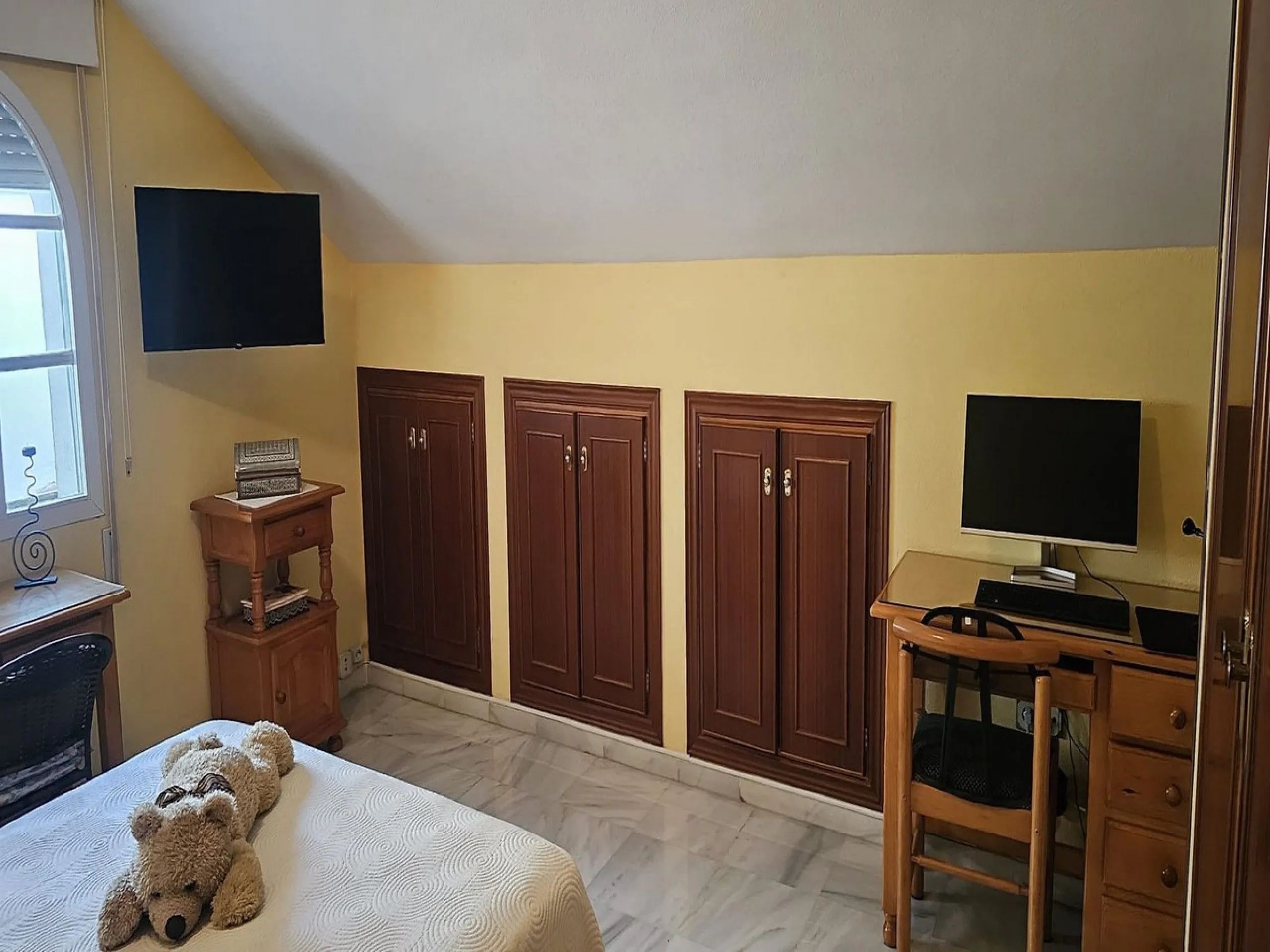 This luxurious duplex penthouse is located in the heart of Fuengirola, just a 10-minute walk from the city center and 400 meters from the beach. Surrounded by essential amenities such as clinics, schools, shopping areas, and public transport, this propert