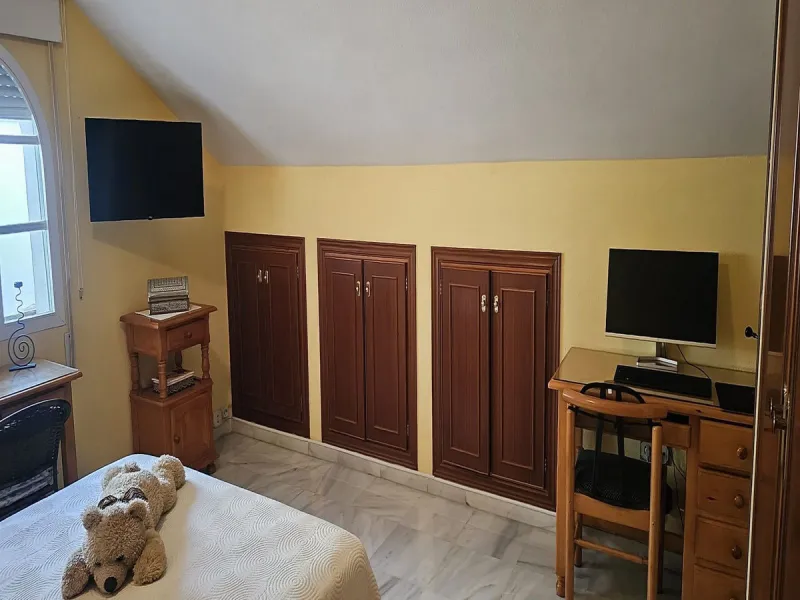 This luxurious duplex penthouse is located in the heart of Fuengirola, just a 10-minute walk from the city center and 400 meters from the beach. Surrounded by essential amenities such as clinics, schools, shopping areas, and public transport, this propert