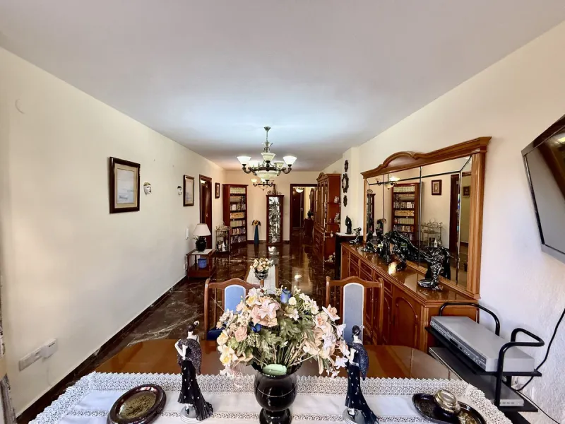 Apartment - Middle Floor Apartment в продаже в Fuengirola, Málaga. В доме 3 спален и 1 ванных комнат. Площадь дома 74 м²