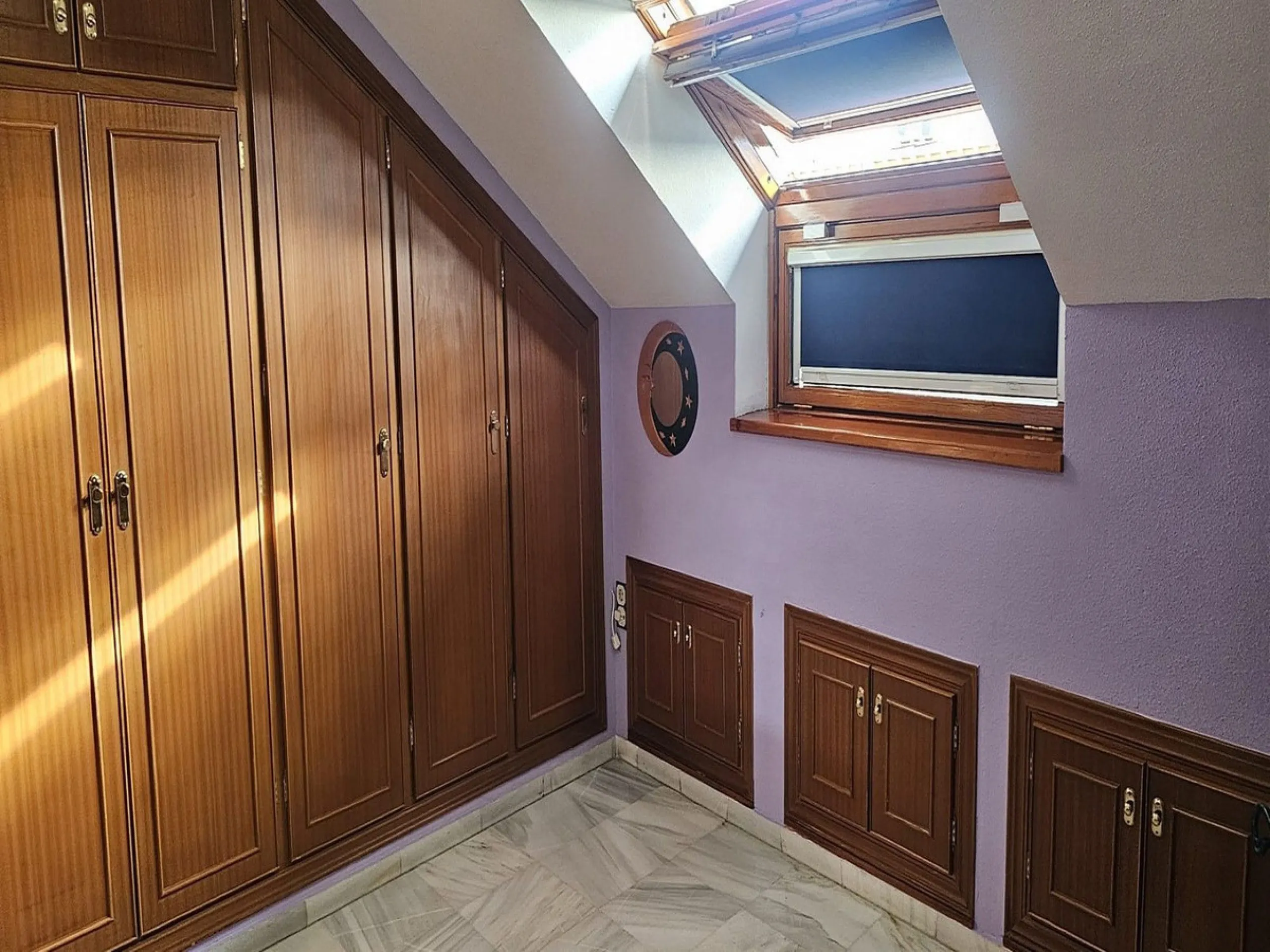 This luxurious duplex penthouse is located in the heart of Fuengirola, just a 10-minute walk from the city center and 400 meters from the beach. Surrounded by essential amenities such as clinics, schools, shopping areas, and public transport, this propert