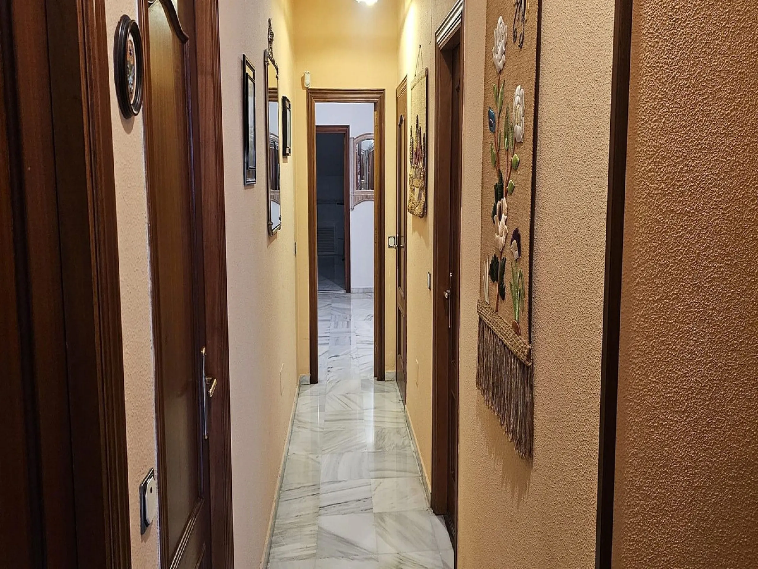 This luxurious duplex penthouse is located in the heart of Fuengirola, just a 10-minute walk from the city center and 400 meters from the beach. Surrounded by essential amenities such as clinics, schools, shopping areas, and public transport, this propert