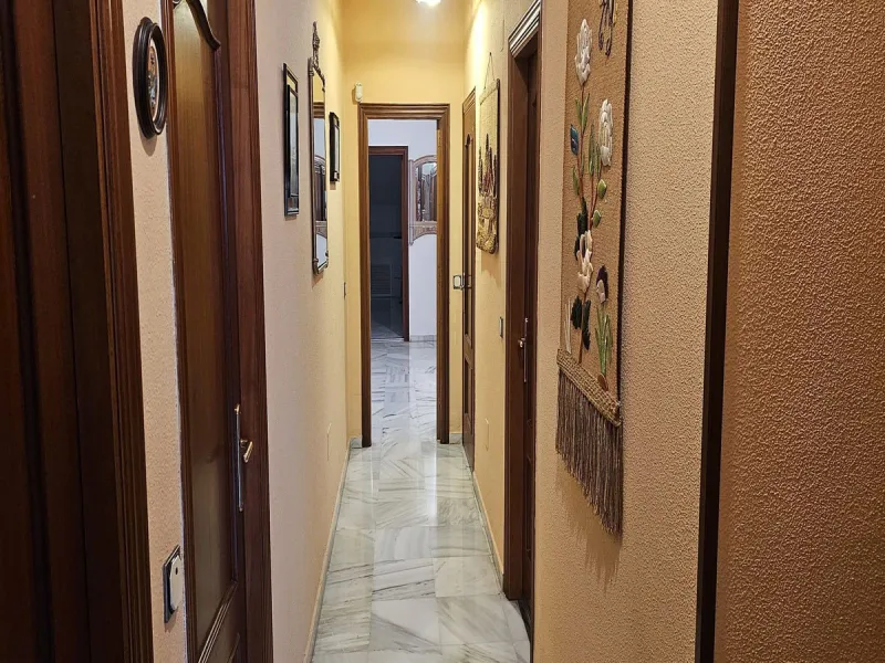 This luxurious duplex penthouse is located in the heart of Fuengirola, just a 10-minute walk from the city center and 400 meters from the beach. Surrounded by essential amenities such as clinics, schools, shopping areas, and public transport, this propert