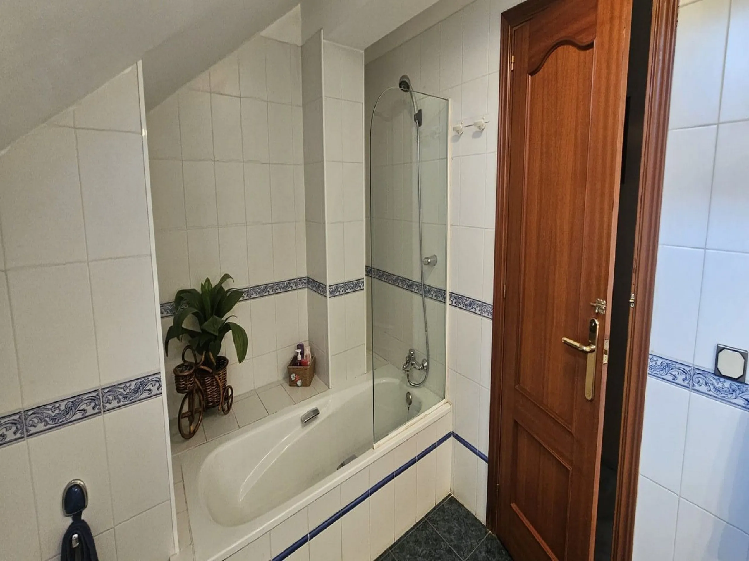 This luxurious duplex penthouse is located in the heart of Fuengirola, just a 10-minute walk from the city center and 400 meters from the beach. Surrounded by essential amenities such as clinics, schools, shopping areas, and public transport, this propert