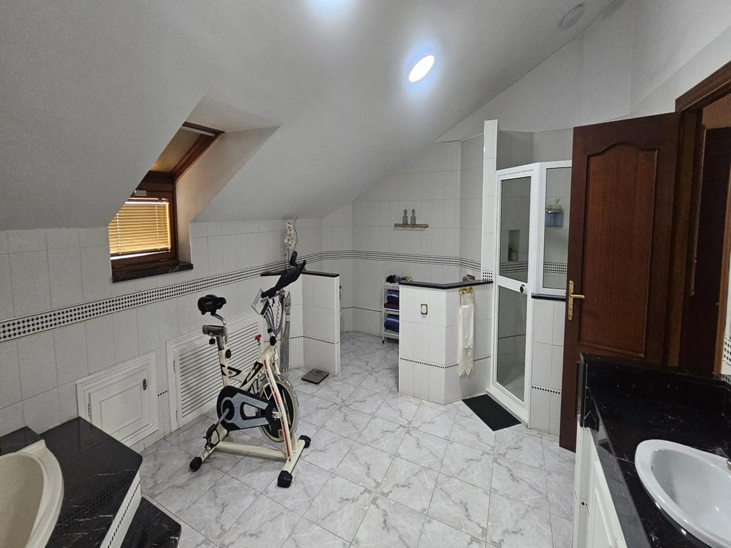This luxurious duplex penthouse is located in the heart of Fuengirola, just a 10-minute walk from the city center and 400 meters from the beach. Surrounded by essential amenities such as clinics, schools, shopping areas, and public transport, this propert