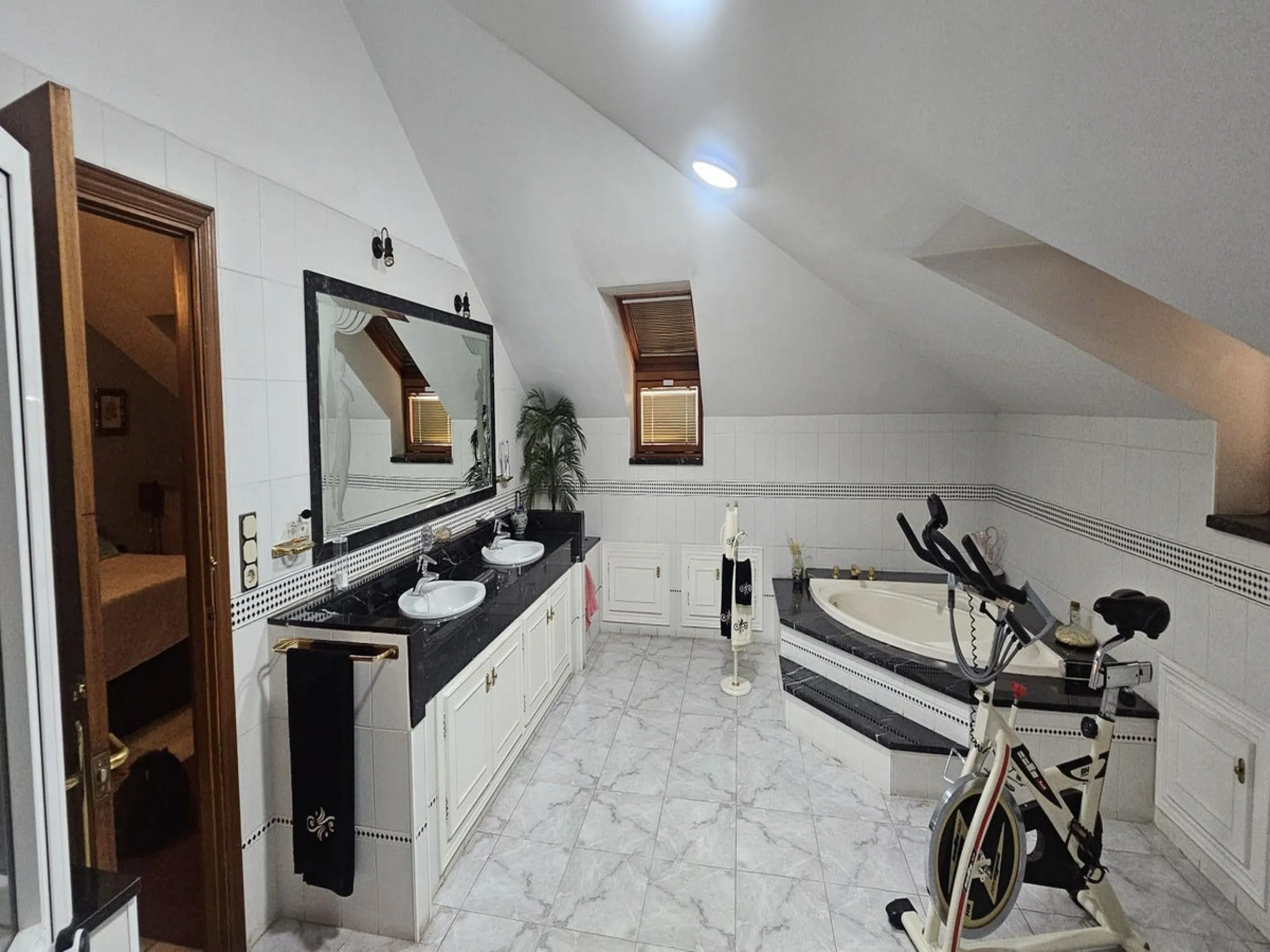 This luxurious duplex penthouse is located in the heart of Fuengirola, just a 10-minute walk from the city center and 400 meters from the beach. Surrounded by essential amenities such as clinics, schools, shopping areas, and public transport, this propert