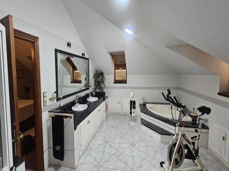 This luxurious duplex penthouse is located in the heart of Fuengirola, just a 10-minute walk from the city center and 400 meters from the beach. Surrounded by essential amenities such as clinics, schools, shopping areas, and public transport, this propert