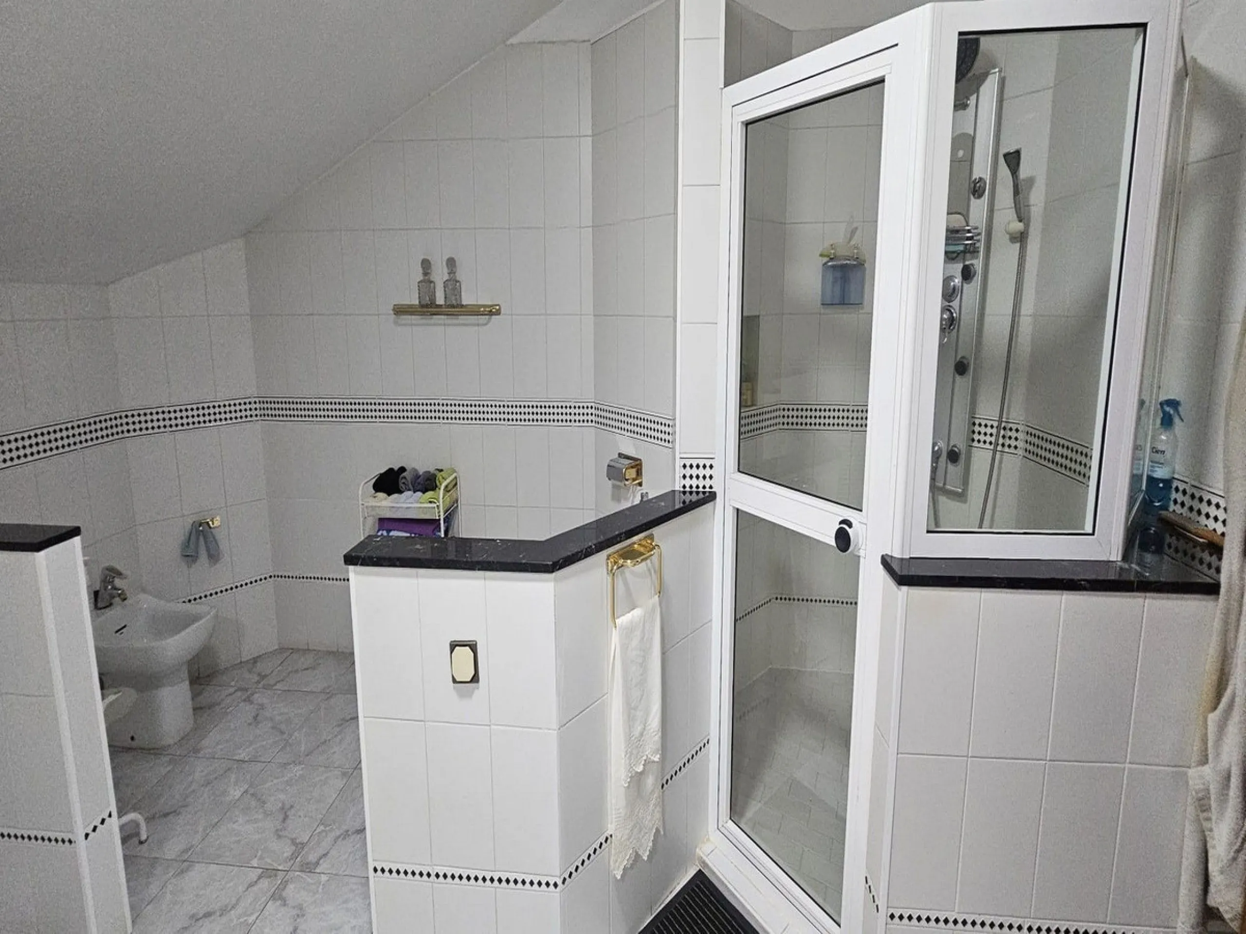 This luxurious duplex penthouse is located in the heart of Fuengirola, just a 10-minute walk from the city center and 400 meters from the beach. Surrounded by essential amenities such as clinics, schools, shopping areas, and public transport, this propert