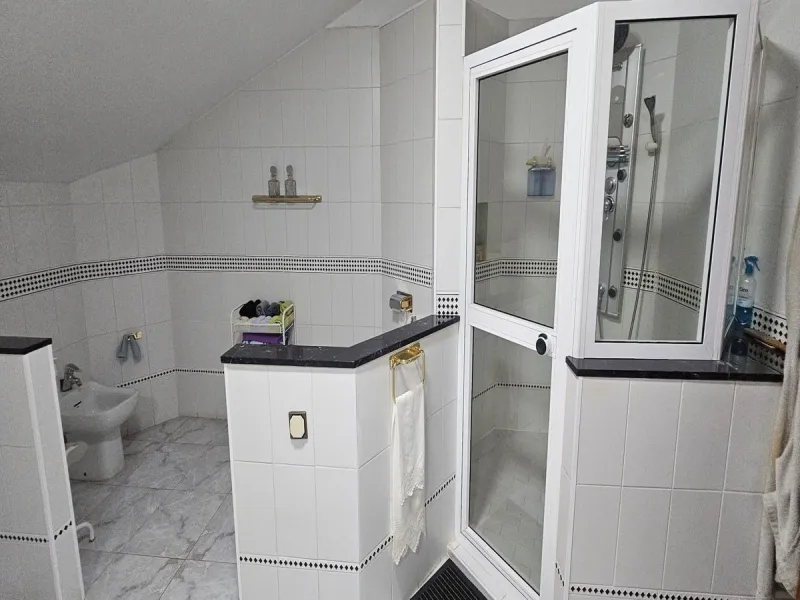 This luxurious duplex penthouse is located in the heart of Fuengirola, just a 10-minute walk from the city center and 400 meters from the beach. Surrounded by essential amenities such as clinics, schools, shopping areas, and public transport, this propert