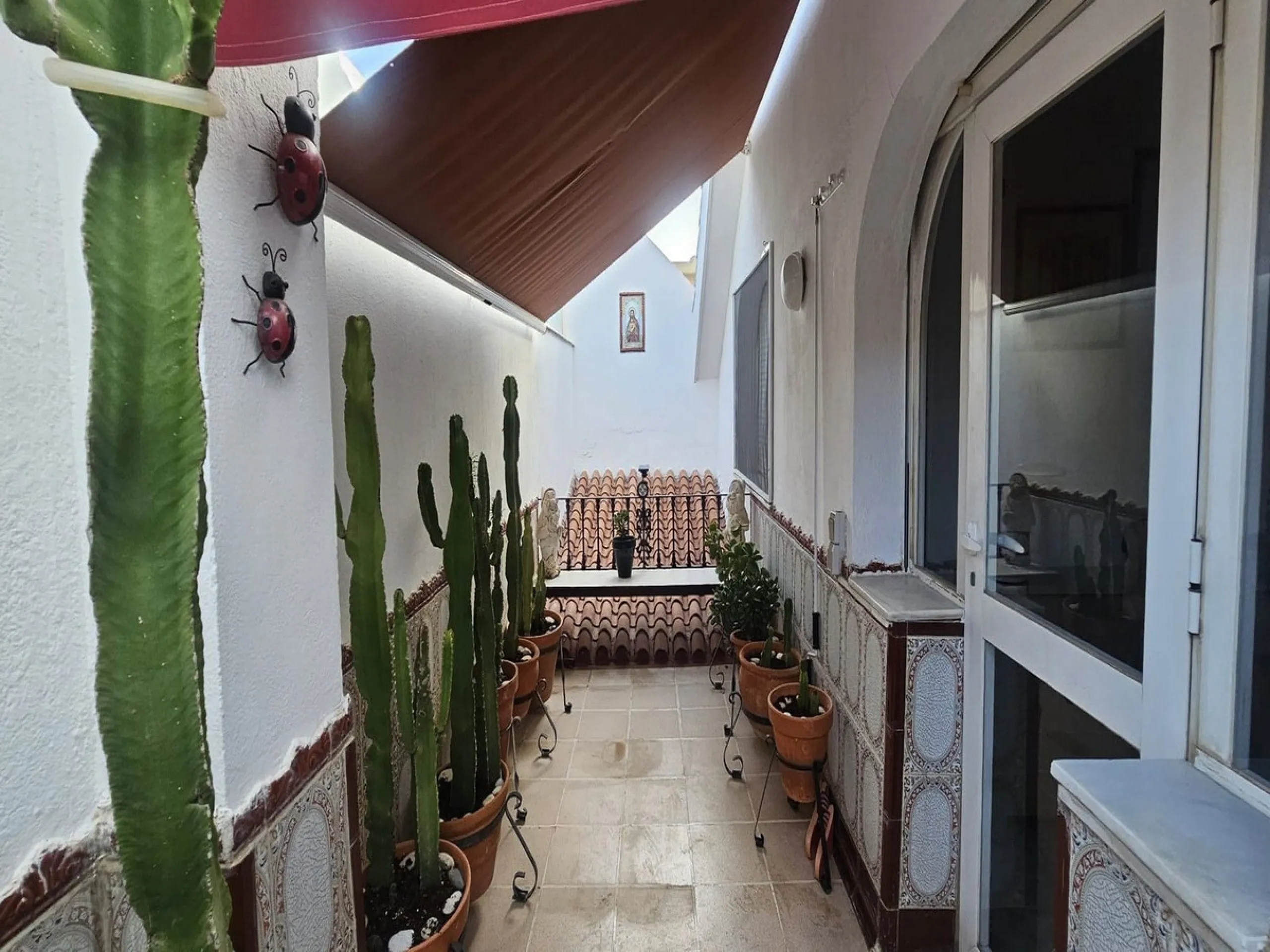 This luxurious duplex penthouse is located in the heart of Fuengirola, just a 10-minute walk from the city center and 400 meters from the beach. Surrounded by essential amenities such as clinics, schools, shopping areas, and public transport, this propert