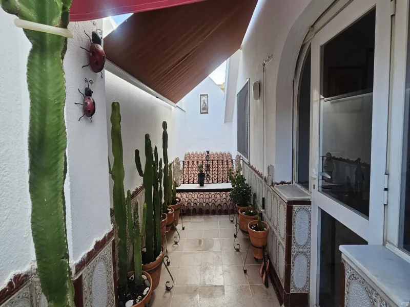 This luxurious duplex penthouse is located in the heart of Fuengirola, just a 10-minute walk from the city center and 400 meters from the beach. Surrounded by essential amenities such as clinics, schools, shopping areas, and public transport, this propert