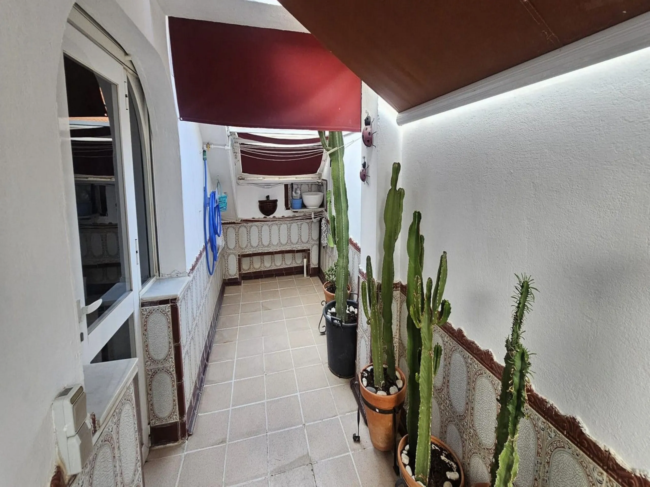 This luxurious duplex penthouse is located in the heart of Fuengirola, just a 10-minute walk from the city center and 400 meters from the beach. Surrounded by essential amenities such as clinics, schools, shopping areas, and public transport, this propert