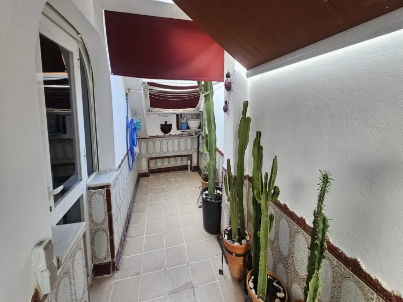 This luxurious duplex penthouse is located in the heart of Fuengirola, just a 10-minute walk from the city center and 400 meters from the beach. Surrounded by essential amenities such as clinics, schools, shopping areas, and public transport, this propert