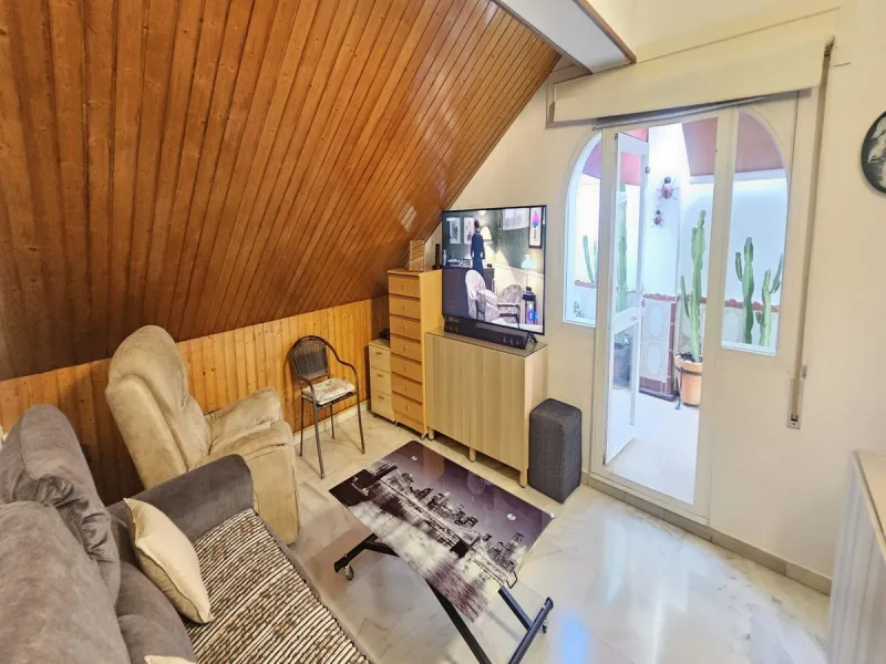 This luxurious duplex penthouse is located in the heart of Fuengirola, just a 10-minute walk from the city center and 400 meters from the beach. Surrounded by essential amenities such as clinics, schools, shopping areas, and public transport, this propert