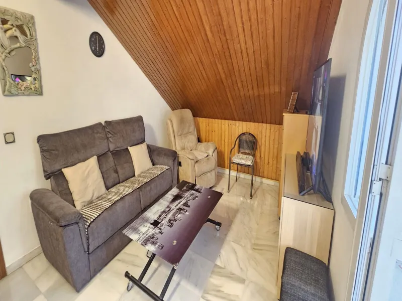 This luxurious duplex penthouse is located in the heart of Fuengirola, just a 10-minute walk from the city center and 400 meters from the beach. Surrounded by essential amenities such as clinics, schools, shopping areas, and public transport, this propert