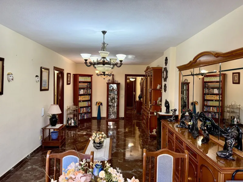 Apartment - Middle Floor Apartment в продаже в Fuengirola, Málaga. В доме 3 спален и 1 ванных комнат. Площадь дома 74 м²