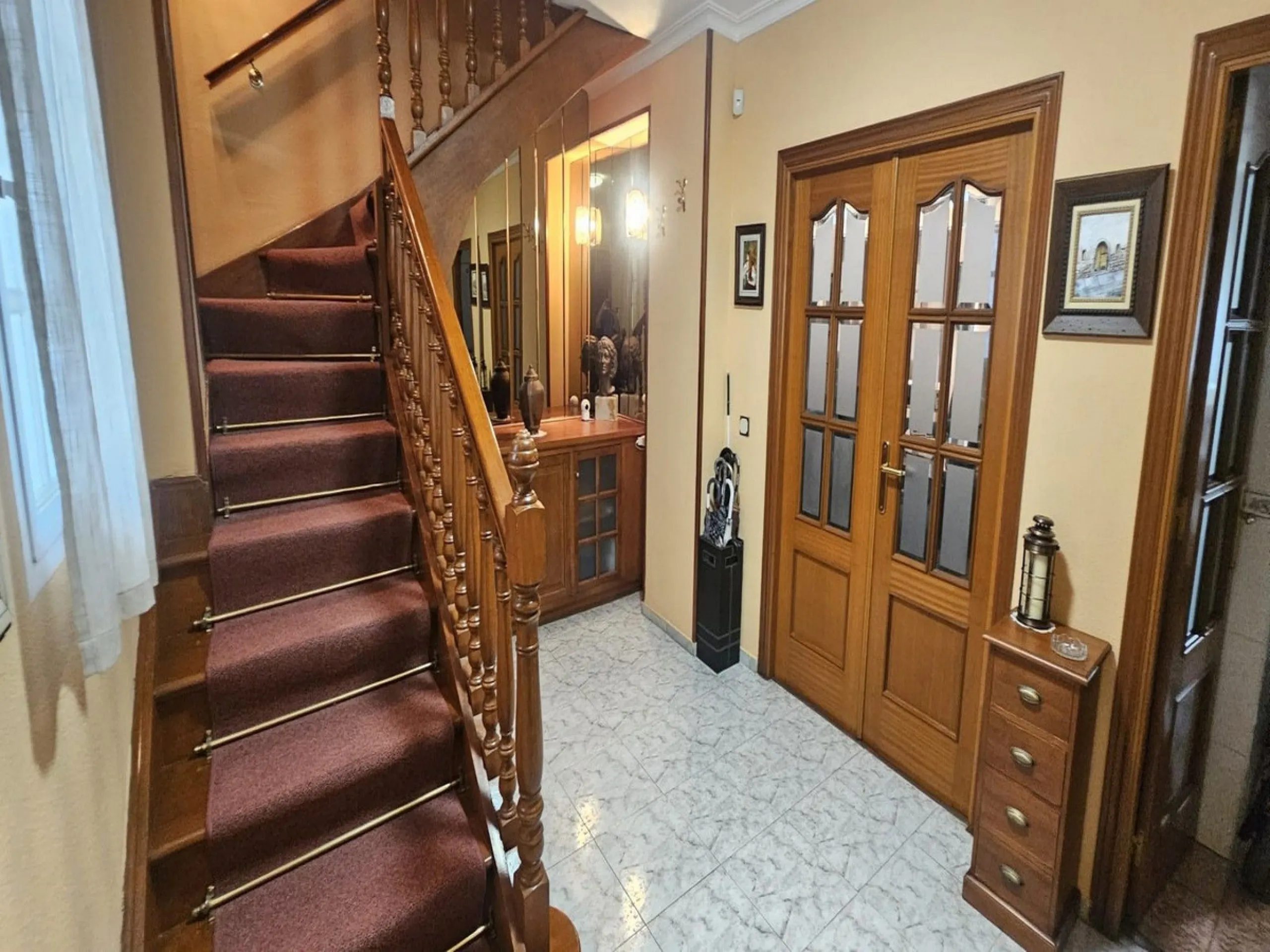 This luxurious duplex penthouse is located in the heart of Fuengirola, just a 10-minute walk from the city center and 400 meters from the beach. Surrounded by essential amenities such as clinics, schools, shopping areas, and public transport, this propert