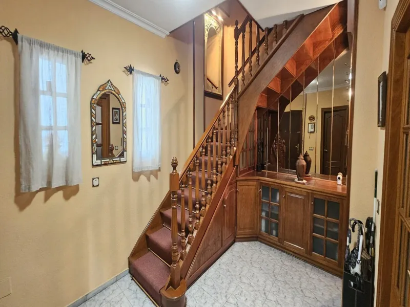 This luxurious duplex penthouse is located in the heart of Fuengirola, just a 10-minute walk from the city center and 400 meters from the beach. Surrounded by essential amenities such as clinics, schools, shopping areas, and public transport, this propert