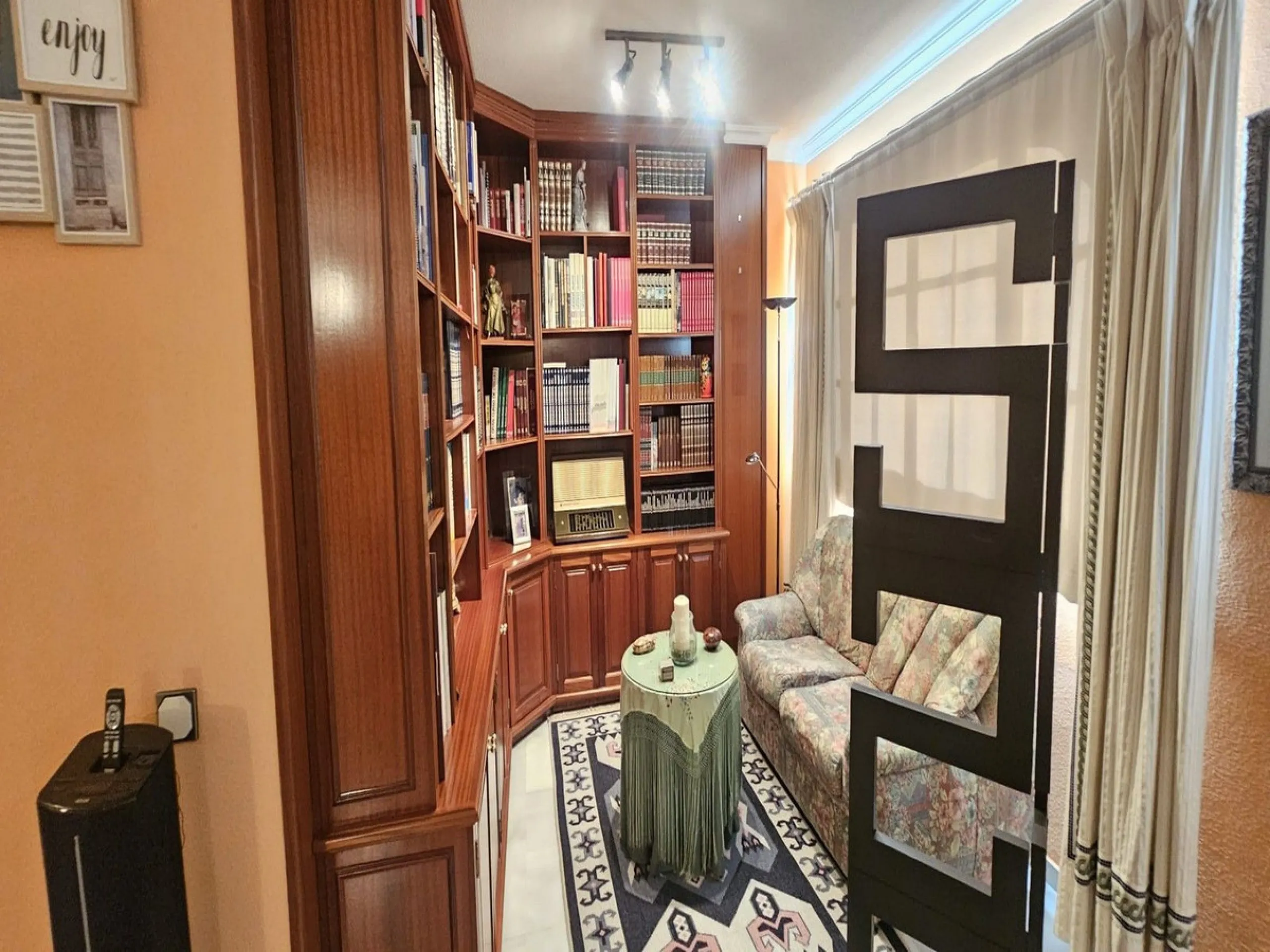 This luxurious duplex penthouse is located in the heart of Fuengirola, just a 10-minute walk from the city center and 400 meters from the beach. Surrounded by essential amenities such as clinics, schools, shopping areas, and public transport, this propert