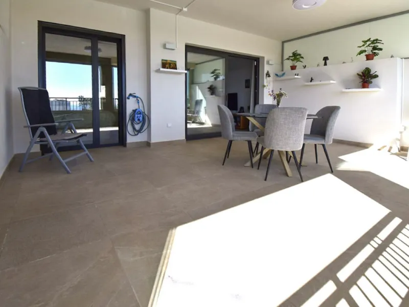 We are delighted to introduce this new contemporary apartment in the popular Solemar development. As you enter, you will find the fully equipped kitchen with all integrated appliances that flow into the spacious lounge and dining area, leading out to the 