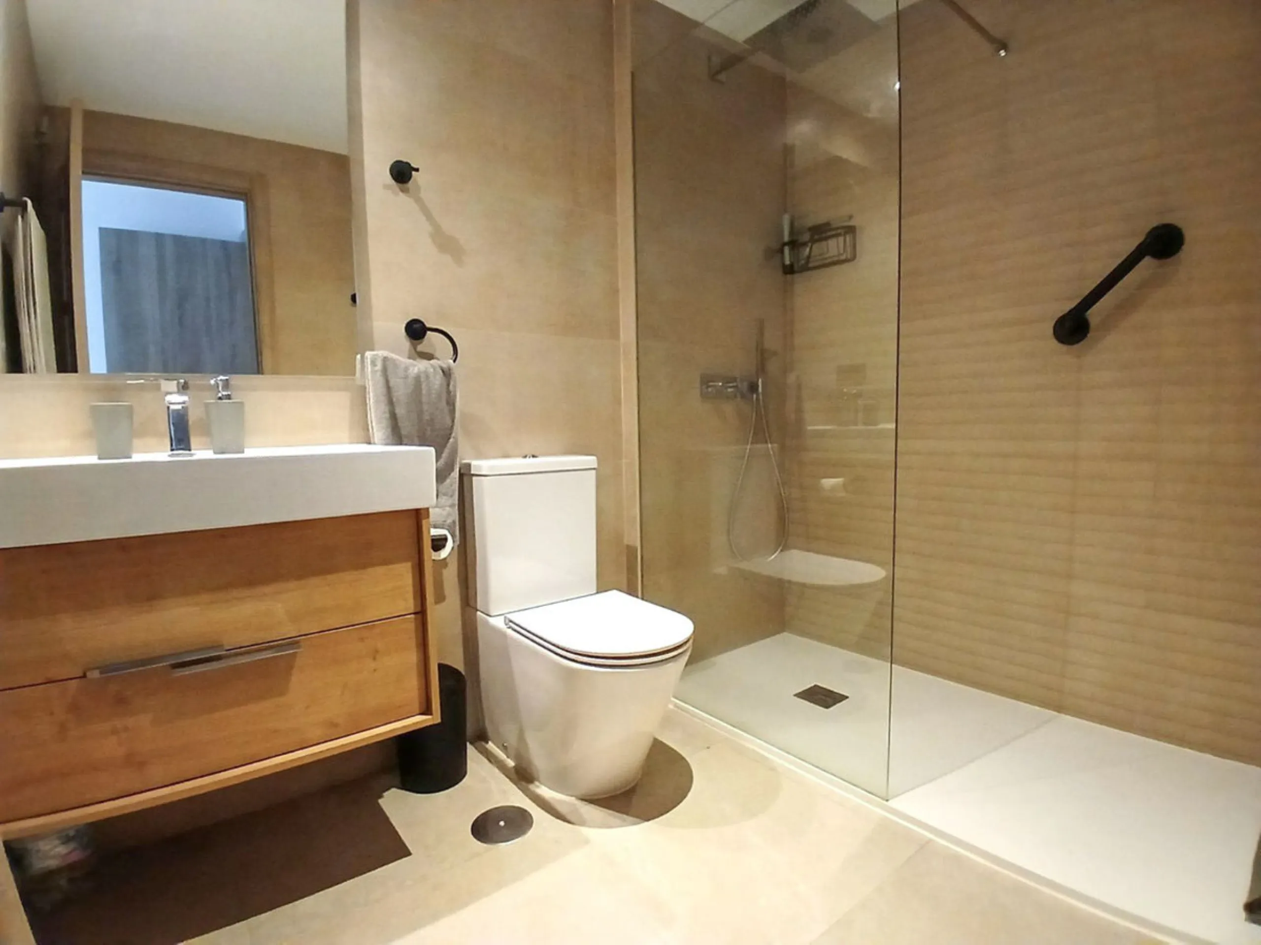 We are delighted to introduce this new contemporary apartment in the popular Solemar development. As you enter, you will find the fully equipped kitchen with all integrated appliances that flow into the spacious lounge and dining area, leading out to the 