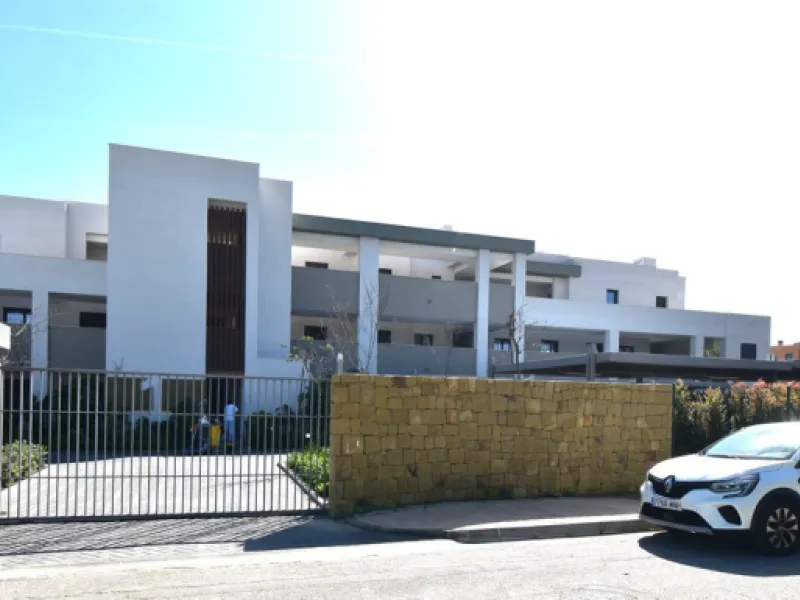 We are delighted to introduce this new contemporary apartment in the popular Solemar development. As you enter, you will find the fully equipped kitchen with all integrated appliances that flow into the spacious lounge and dining area, leading out to the 