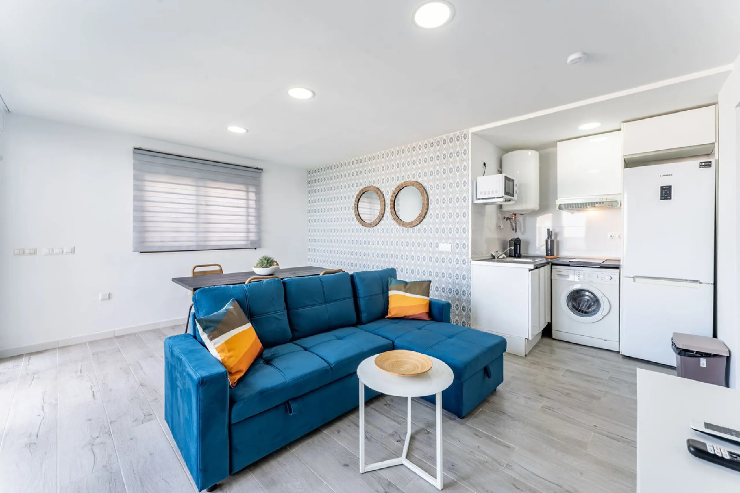 Unique beachfront opportunity in Torrequebrada, Benalmádena. This property consists of a building divided into four independent apartments plus a spacious 478 m² basement. The entire complex has been recently renovated and is delivered fully furnished and