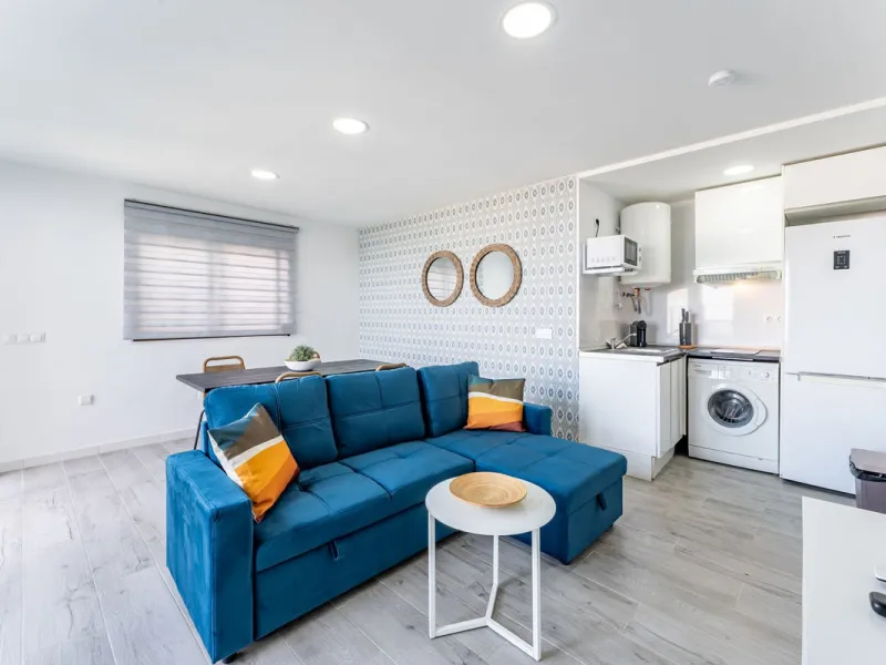 Unique beachfront opportunity in Torrequebrada, Benalmádena. This property consists of a building divided into four independent apartments plus a spacious 478 m² basement. The entire complex has been recently renovated and is delivered fully furnished and