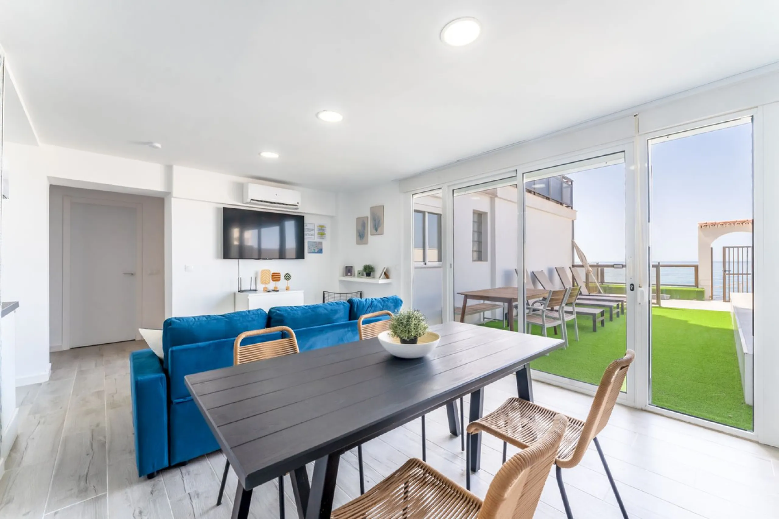Unique beachfront opportunity in Torrequebrada, Benalmádena. This property consists of a building divided into four independent apartments plus a spacious 478 m² basement. The entire complex has been recently renovated and is delivered fully furnished and