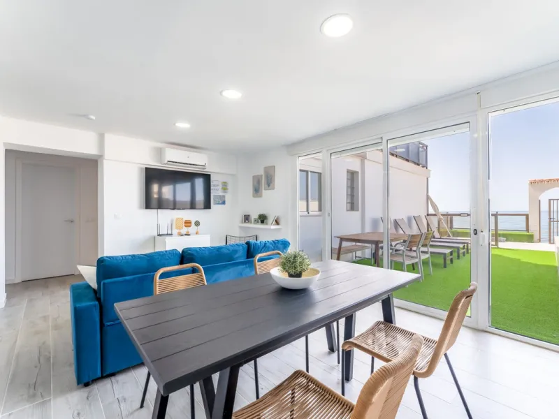 Unique beachfront opportunity in Torrequebrada, Benalmádena. This property consists of a building divided into four independent apartments plus a spacious 478 m² basement. The entire complex has been recently renovated and is delivered fully furnished and